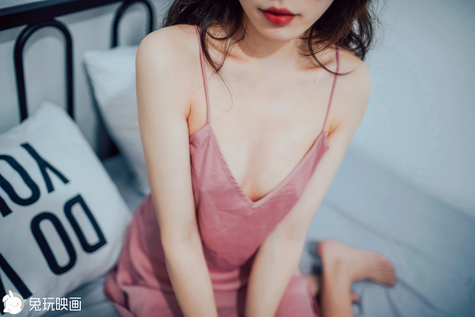 C44.003 粉色吊带睡衣 [34P-251MB]