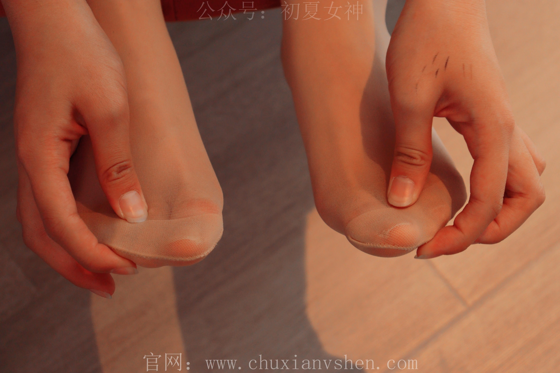 初夏女神 NO.016 沙沙~牛仔M码长裙搭小黑皮鞋[112P-1V-5.26G]