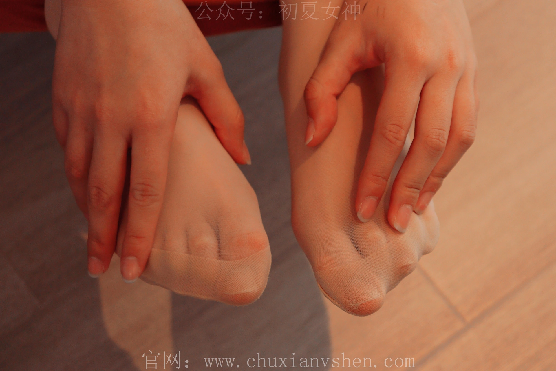 初夏女神 NO.016 沙沙~牛仔M码长裙搭小黑皮鞋[112P-1V-5.26G]