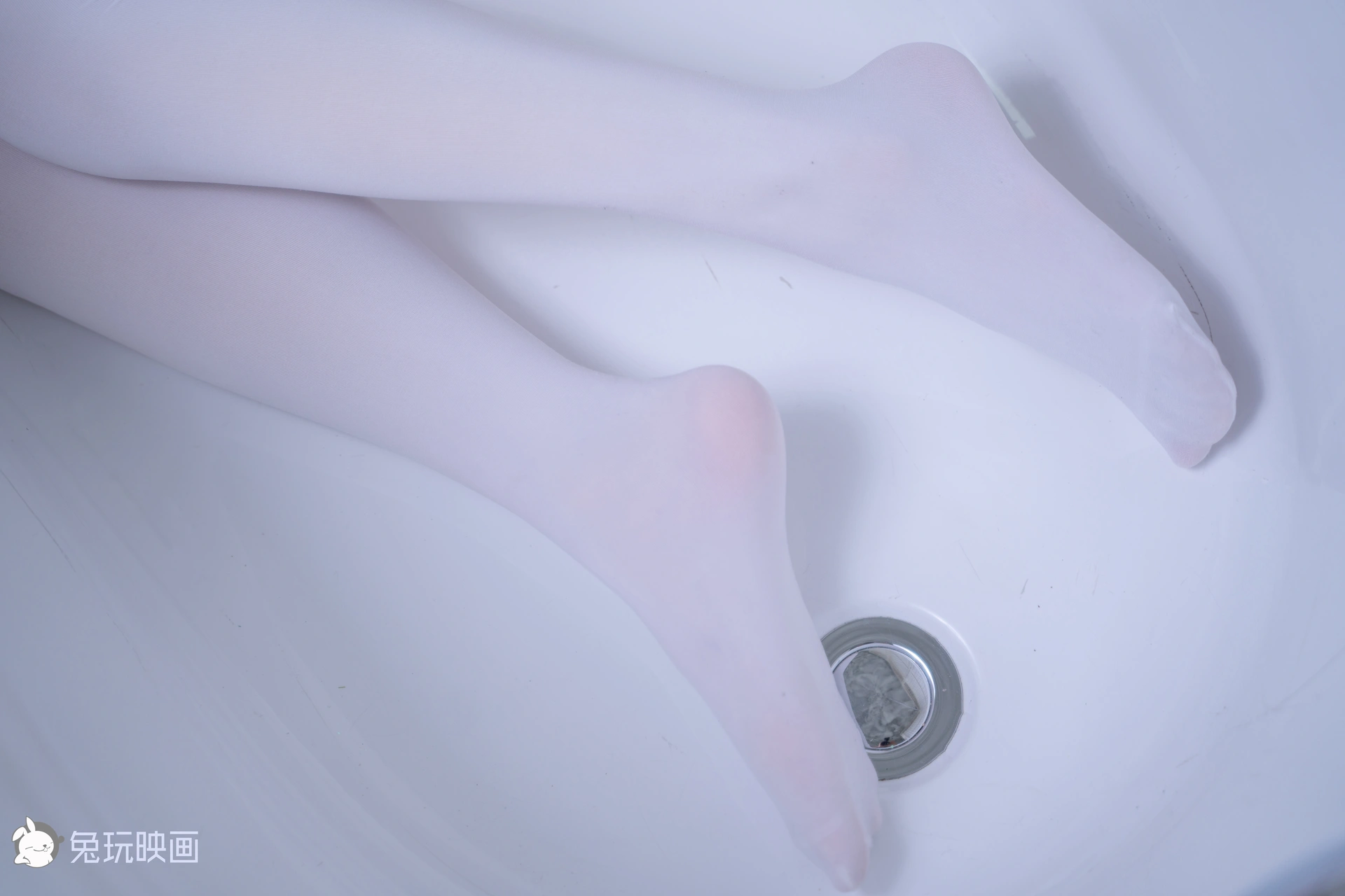 C07.008 浴缸里的红裙白丝 [42P-775MB]