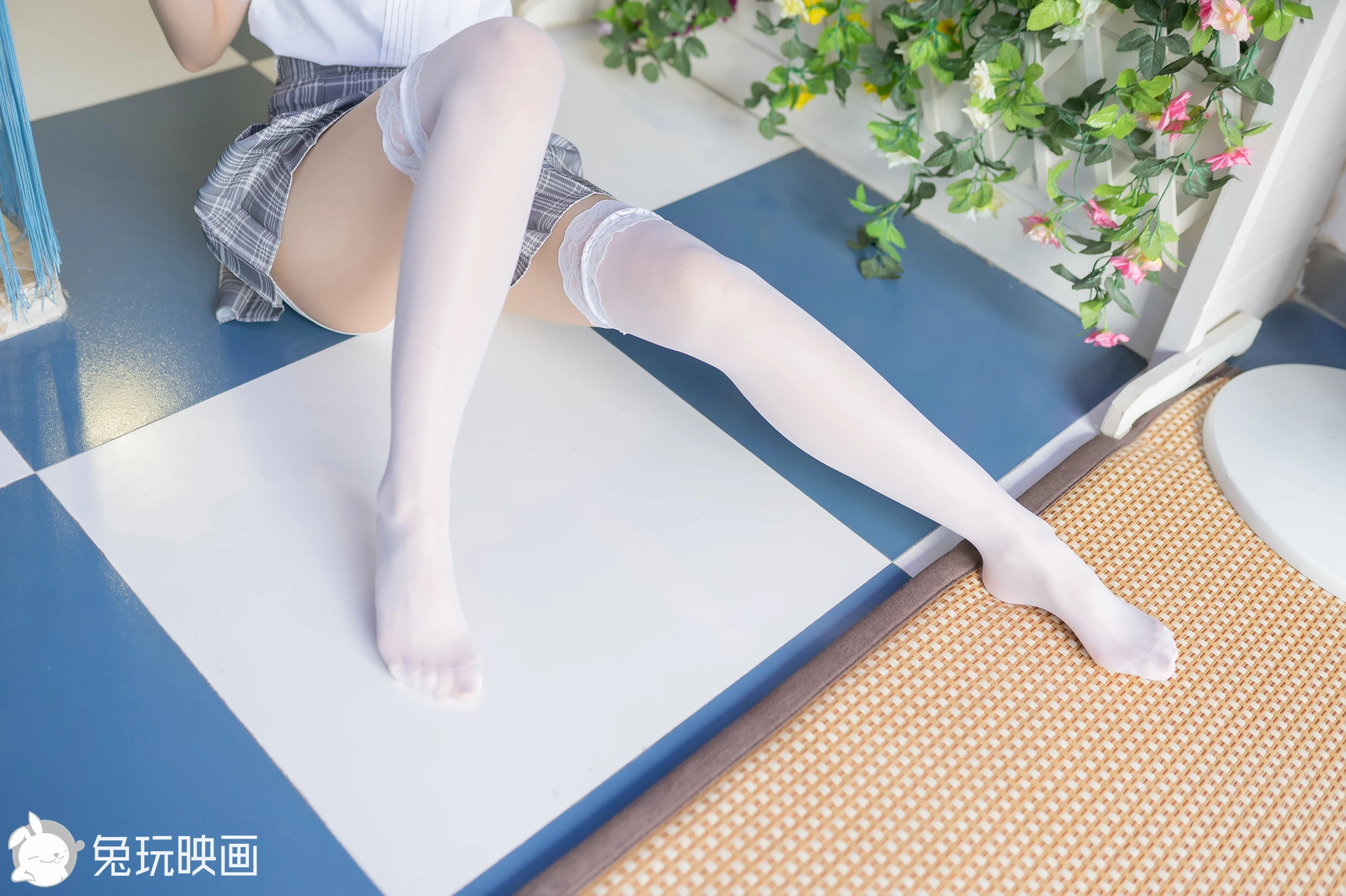 C48.005 蕾丝袜制服裙 [40P-94MB]