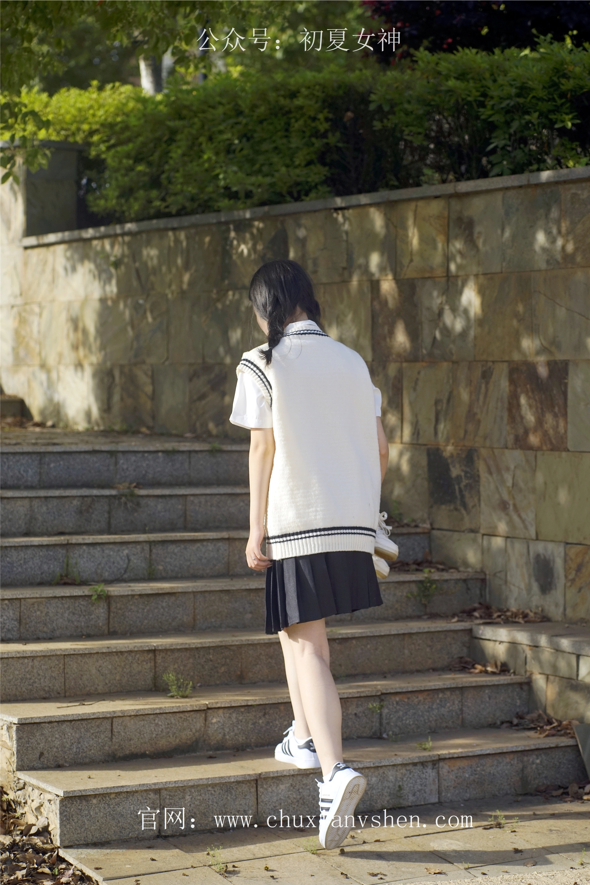初夏女神 NO.061 念念 春秋JK套搭配三叶草贝壳头鞋[115P+1V／4.92GB]