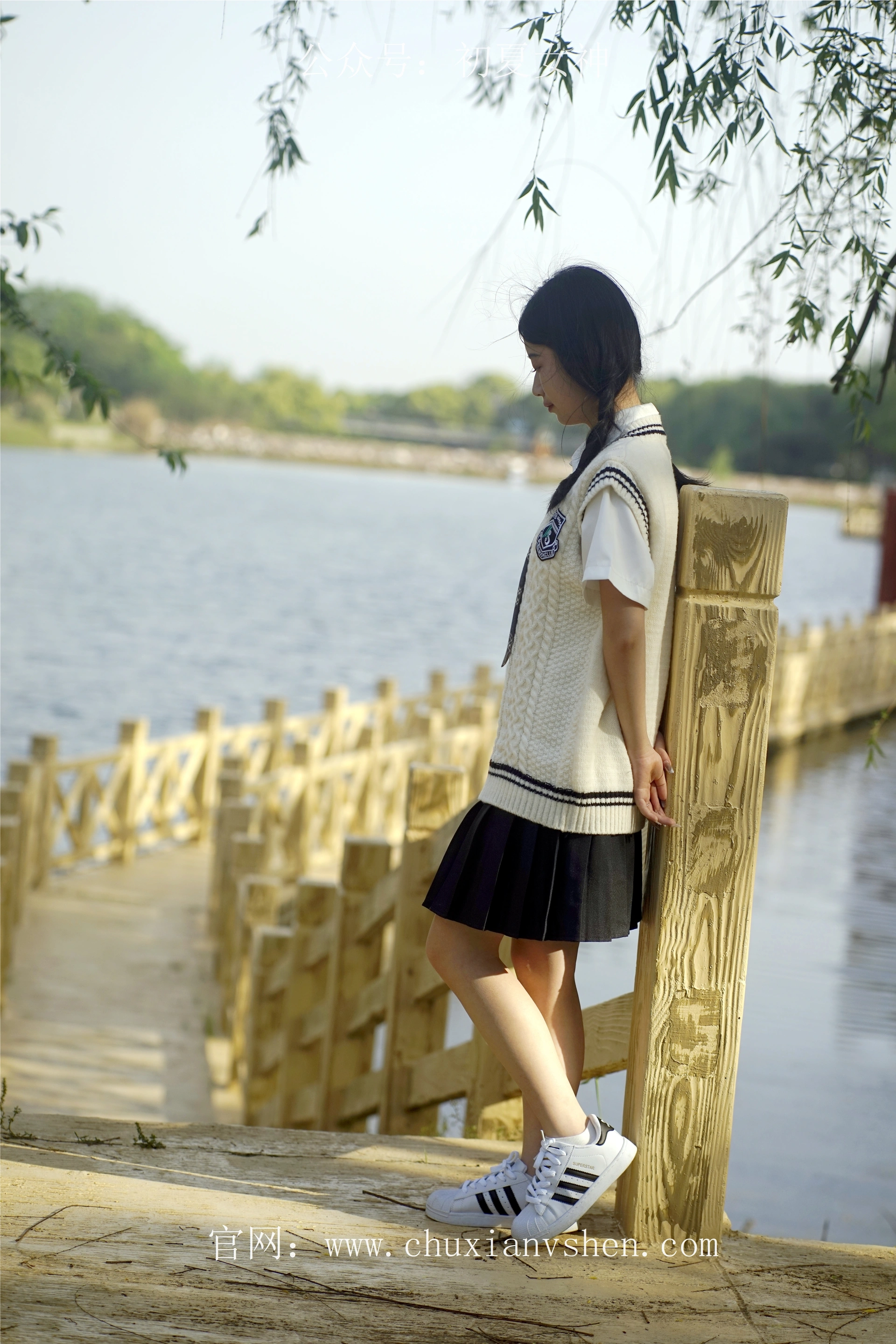 初夏女神 NO.061 念念 春秋JK套搭配三叶草贝壳头鞋[115P+1V／4.92GB]