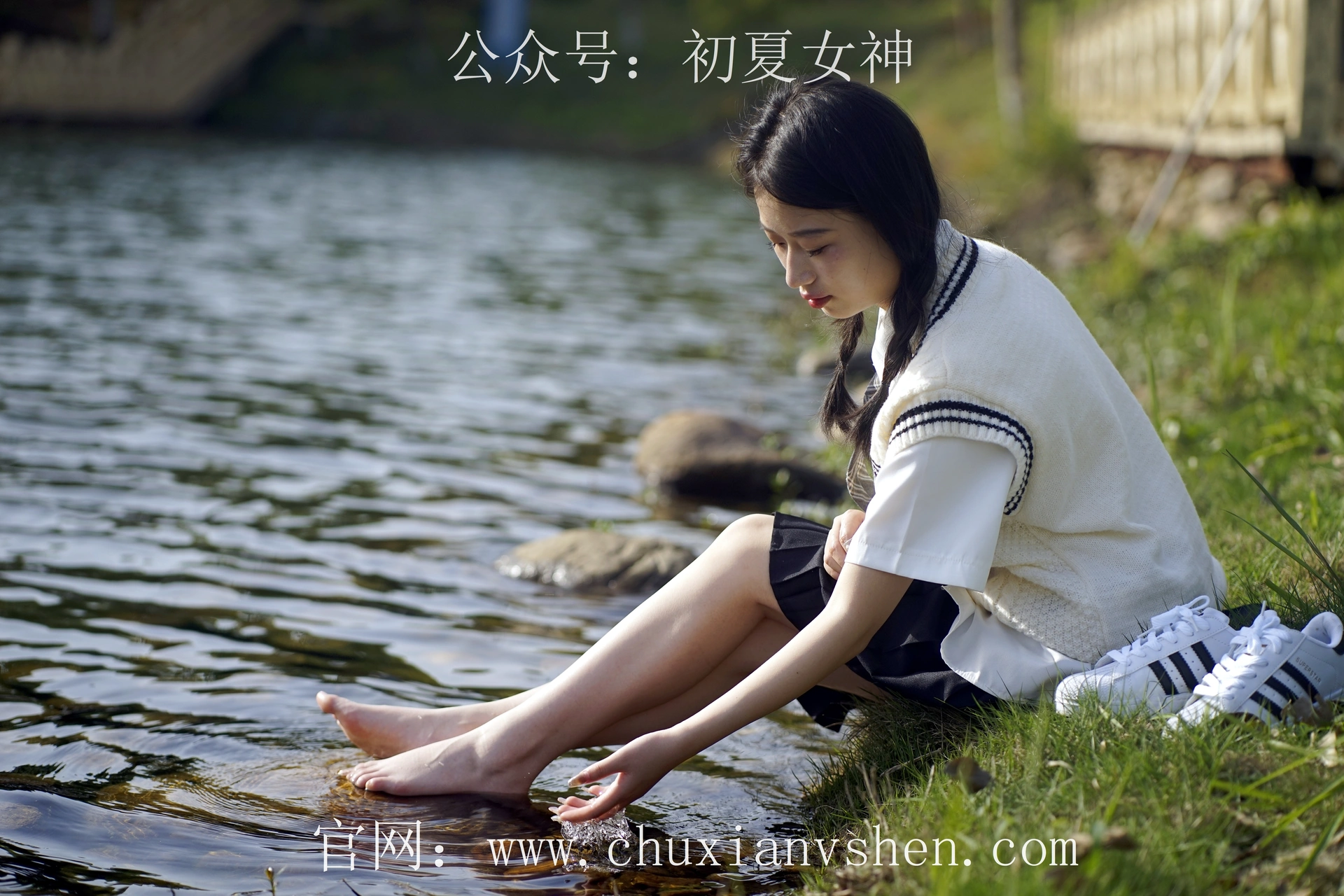 初夏女神 NO.061 念念 春秋JK套搭配三叶草贝壳头鞋[115P+1V／4.92GB]