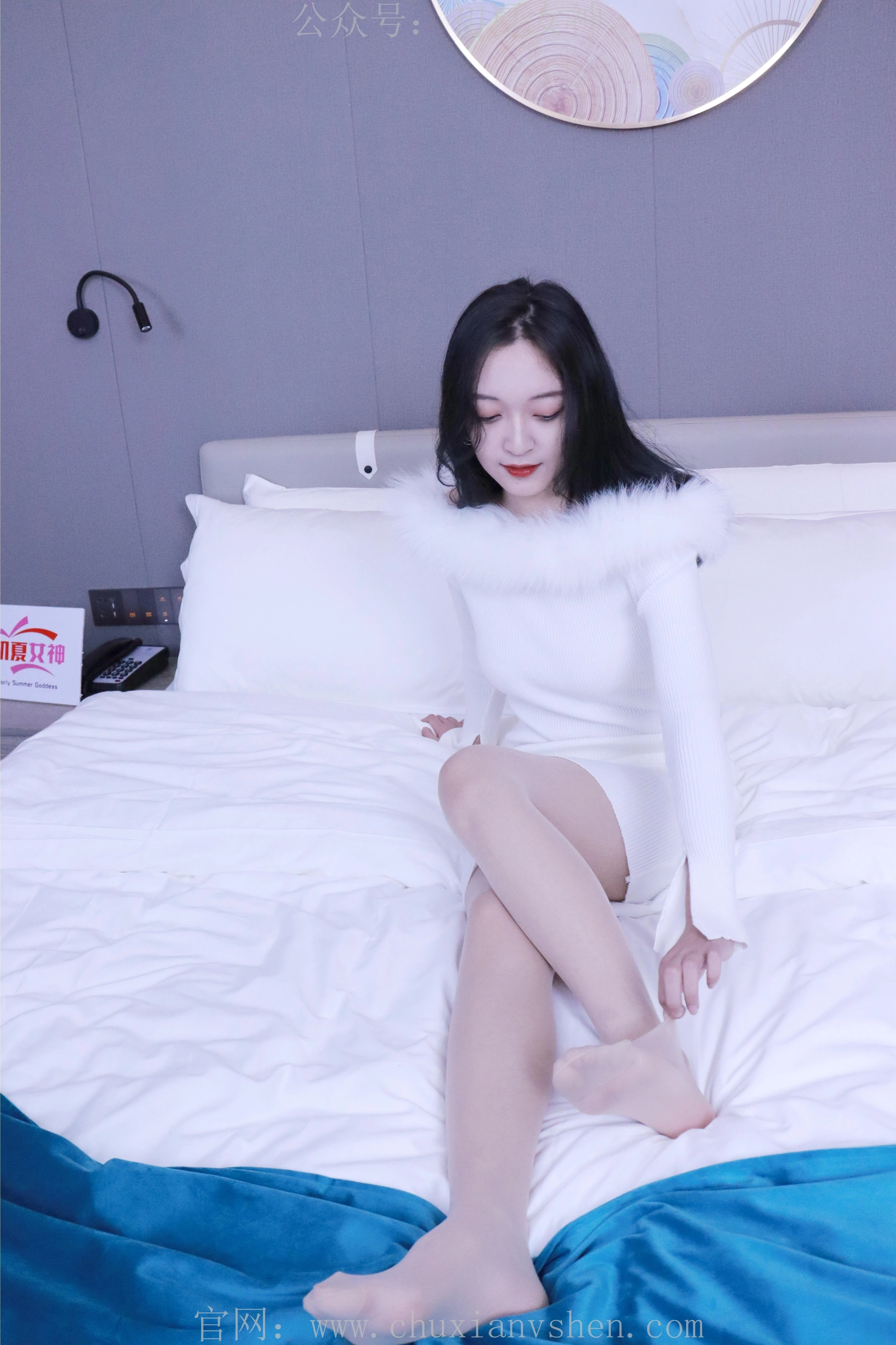 初夏女神 NO.010 依依 2022款白色毛领连衣裙搭白色短靴[147P+1V／5.55GB]