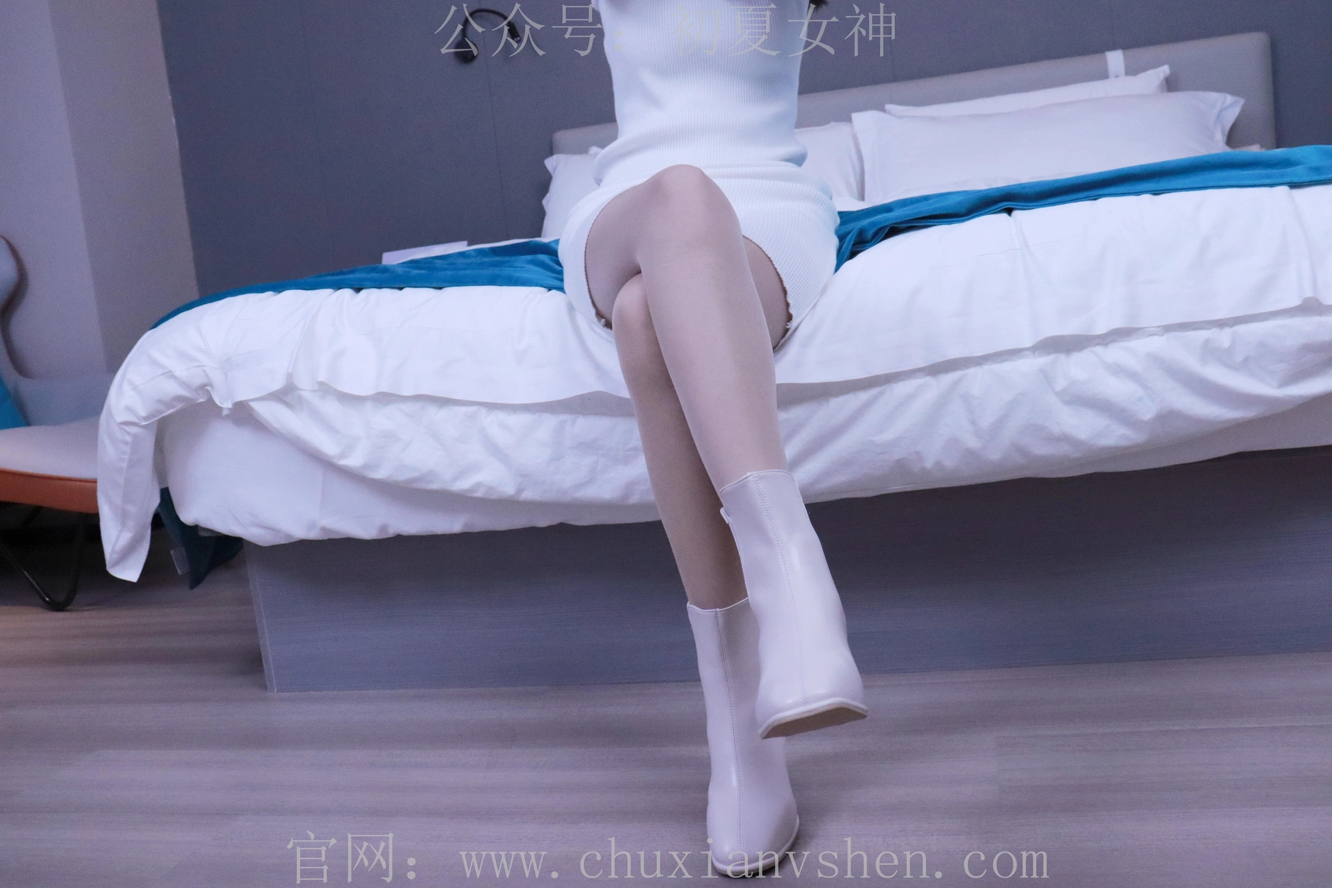 初夏女神 NO.010 依依 2022款白色毛领连衣裙搭白色短靴[147P+1V／5.55GB]