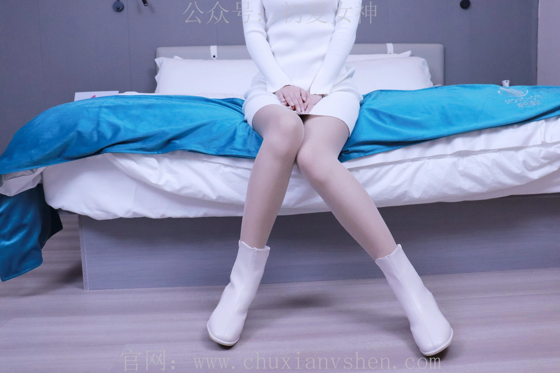 初夏女神 NO.010 依依 2022款白色毛领连衣裙搭白色短靴[147P+1V／5.55GB]
