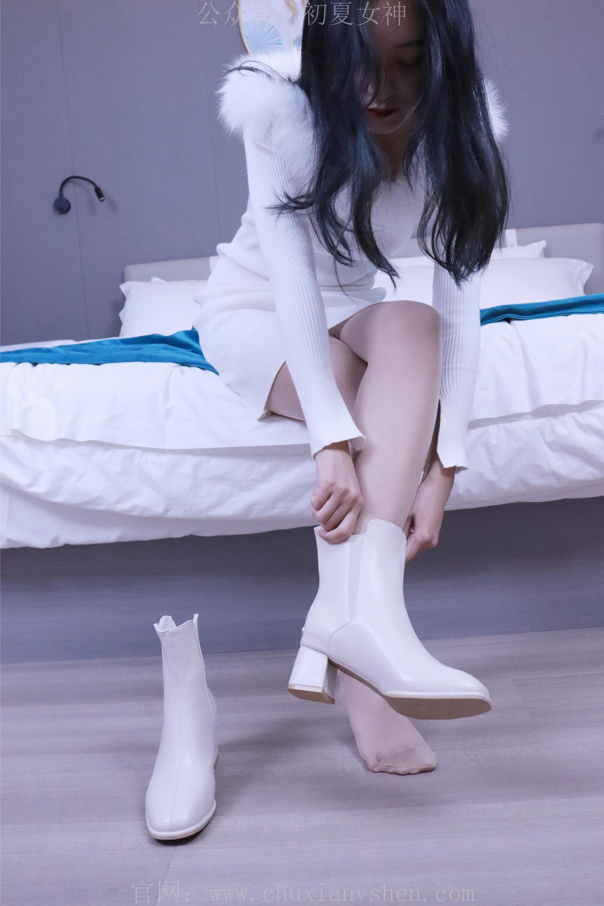 初夏女神 NO.010 依依 2022款白色毛领连衣裙搭白色短靴[147P+1V／5.55GB]
