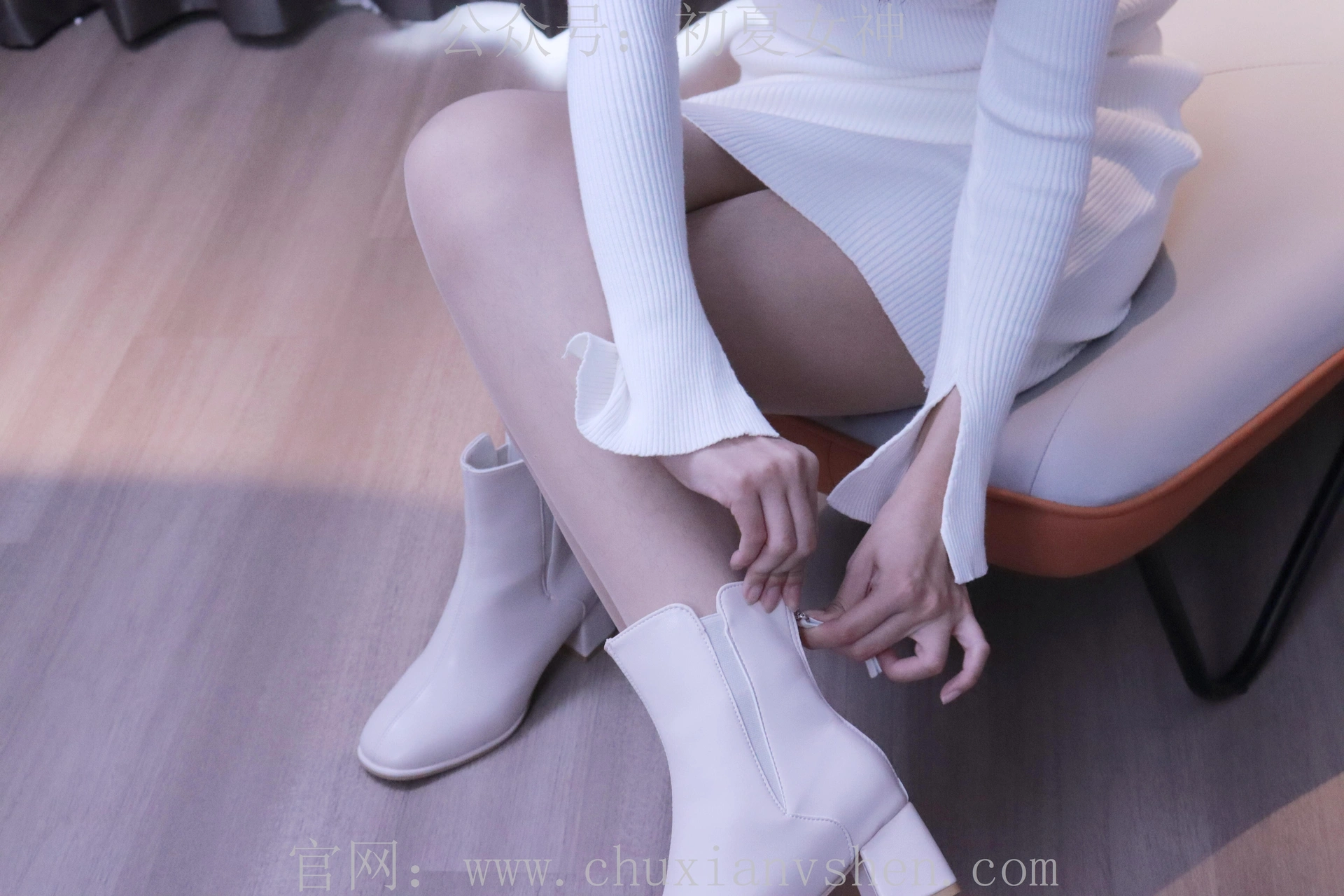 初夏女神 NO.010 依依 2022款白色毛领连衣裙搭白色短靴[147P+1V／5.55GB]