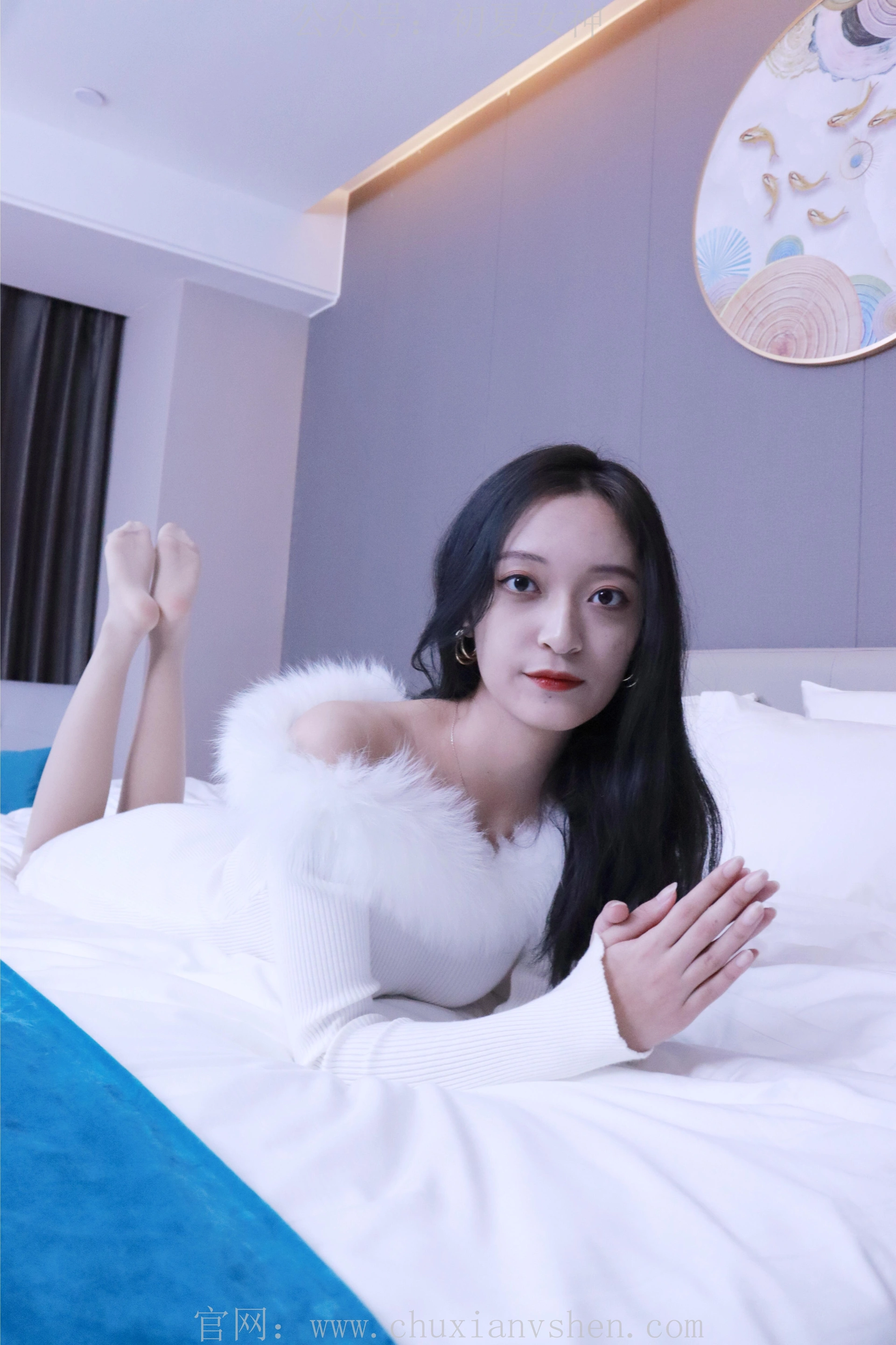 初夏女神 NO.010 依依 2022款白色毛领连衣裙搭白色短靴[147P+1V／5.55GB]
