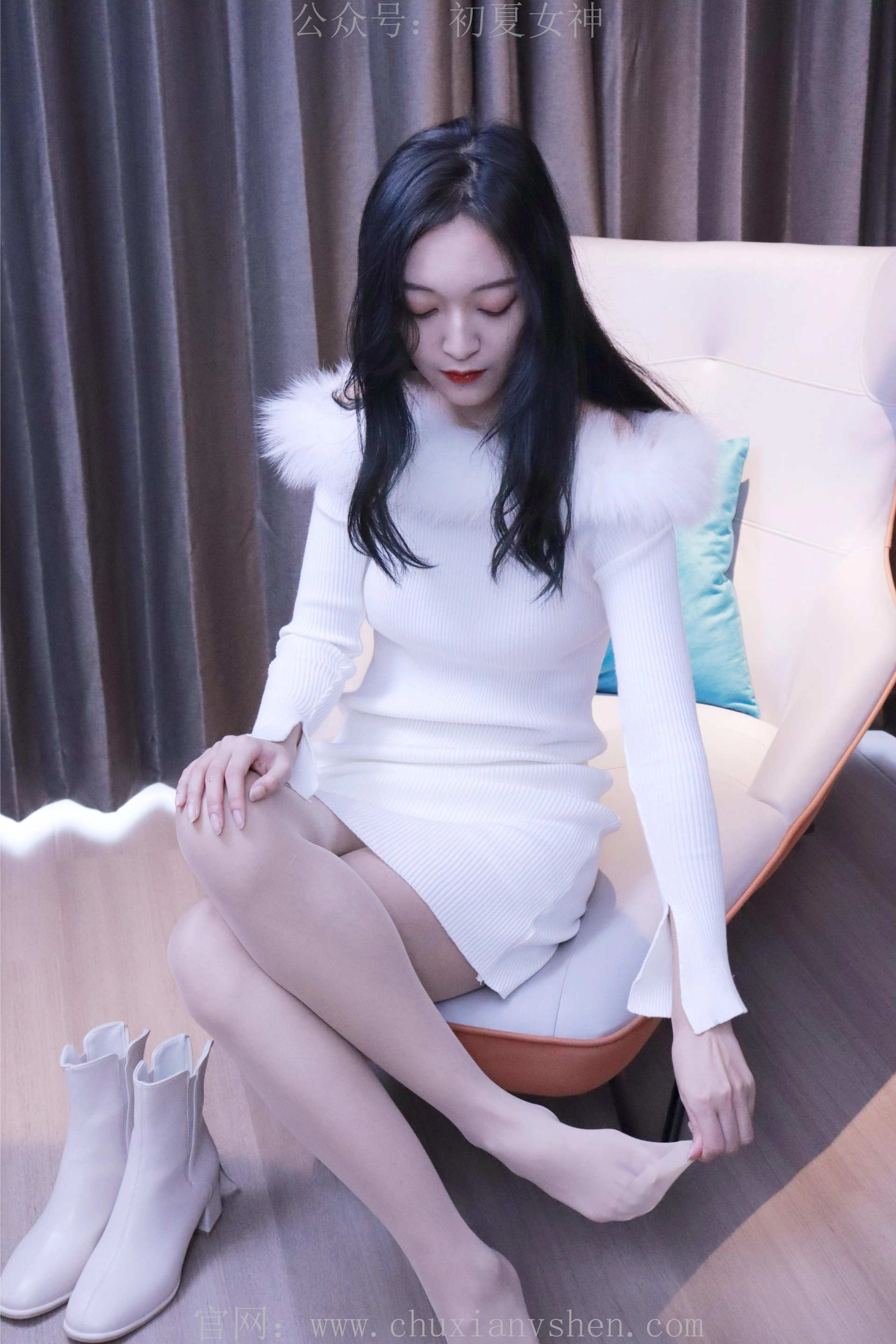 初夏女神 NO.010 依依 2022款白色毛领连衣裙搭白色短靴[147P+1V／5.55GB]
