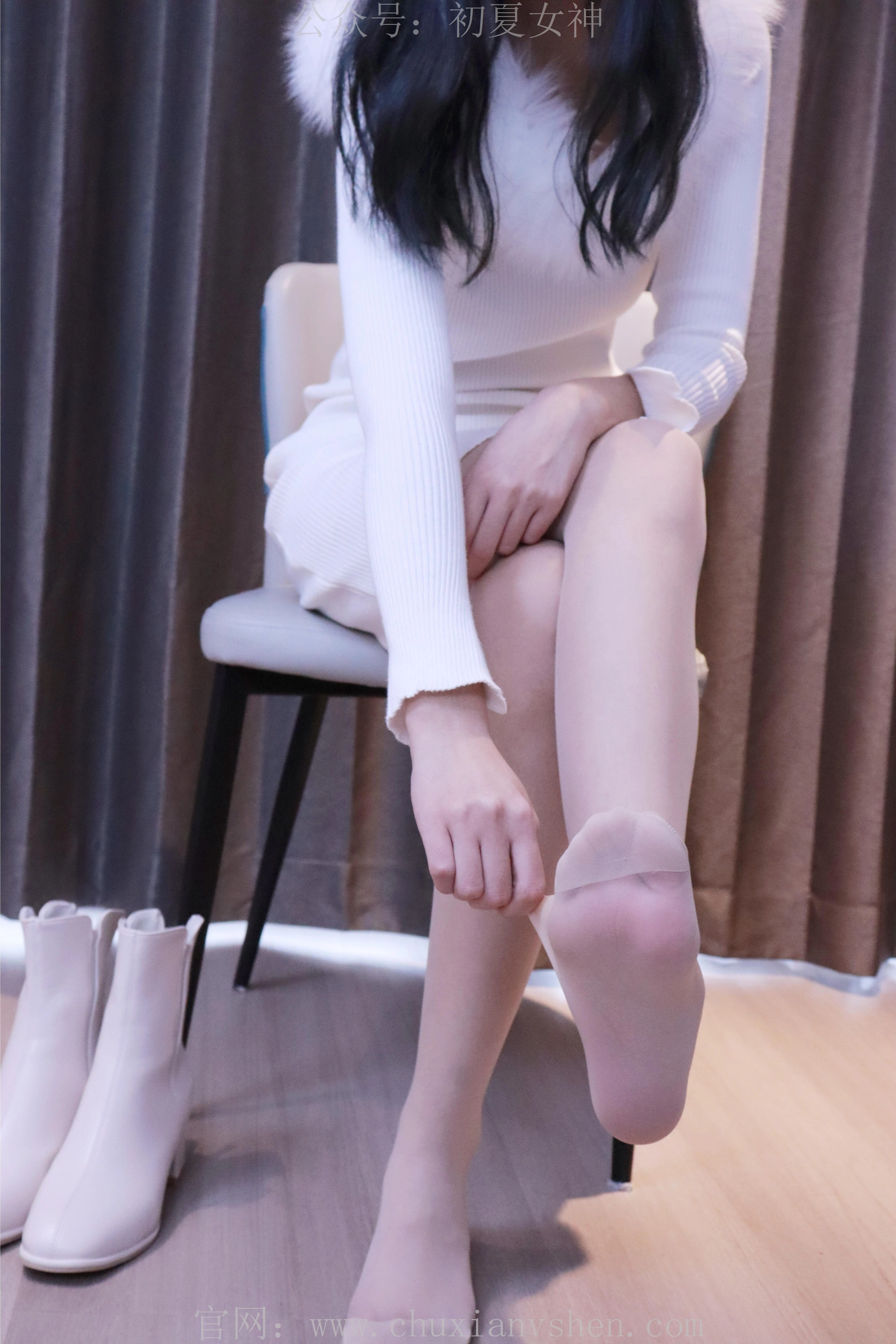 初夏女神 NO.010 依依 2022款白色毛领连衣裙搭白色短靴[147P+1V／5.55GB]