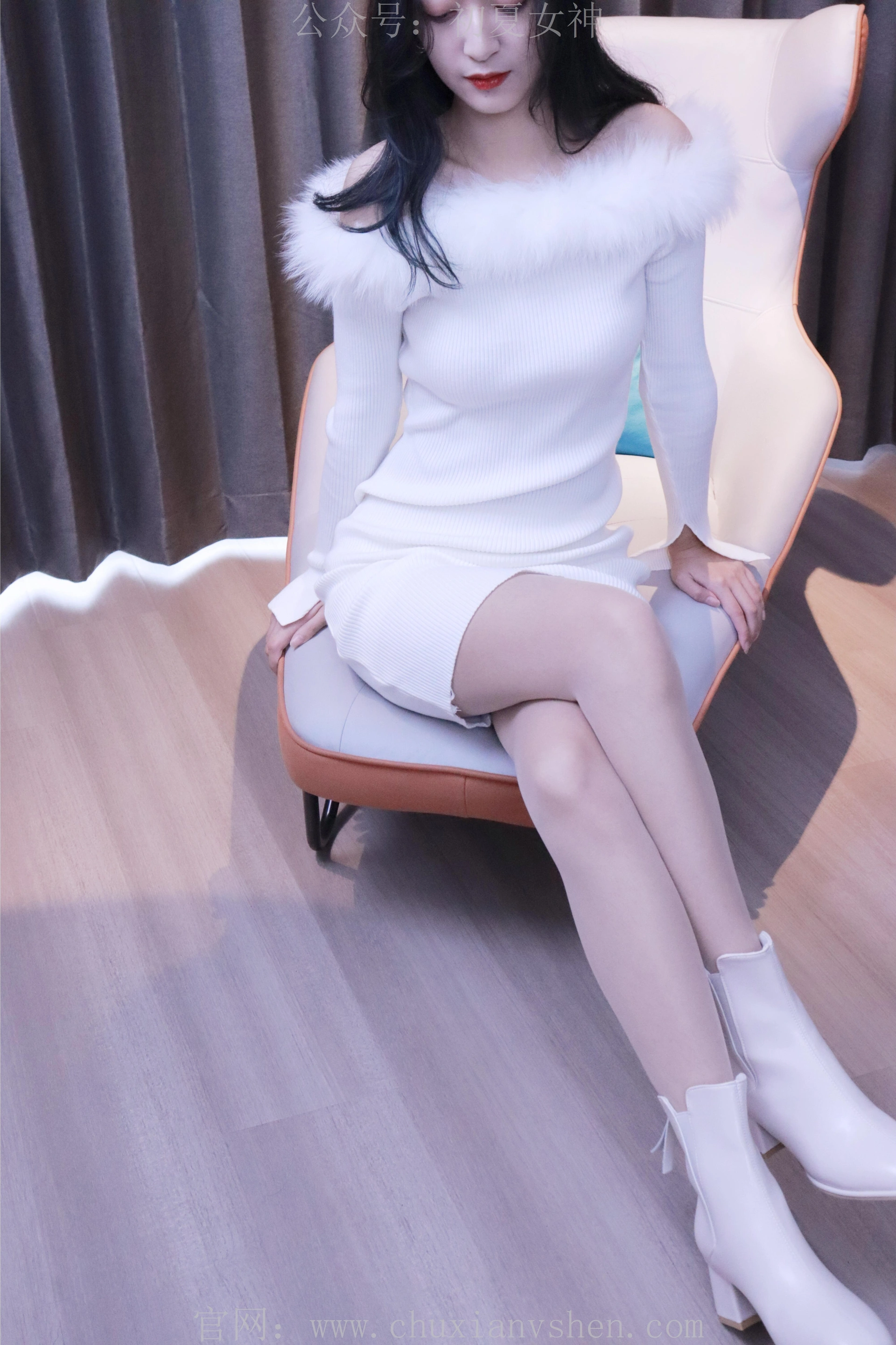 初夏女神 NO.010 依依 2022款白色毛领连衣裙搭白色短靴[147P+1V／5.55GB]