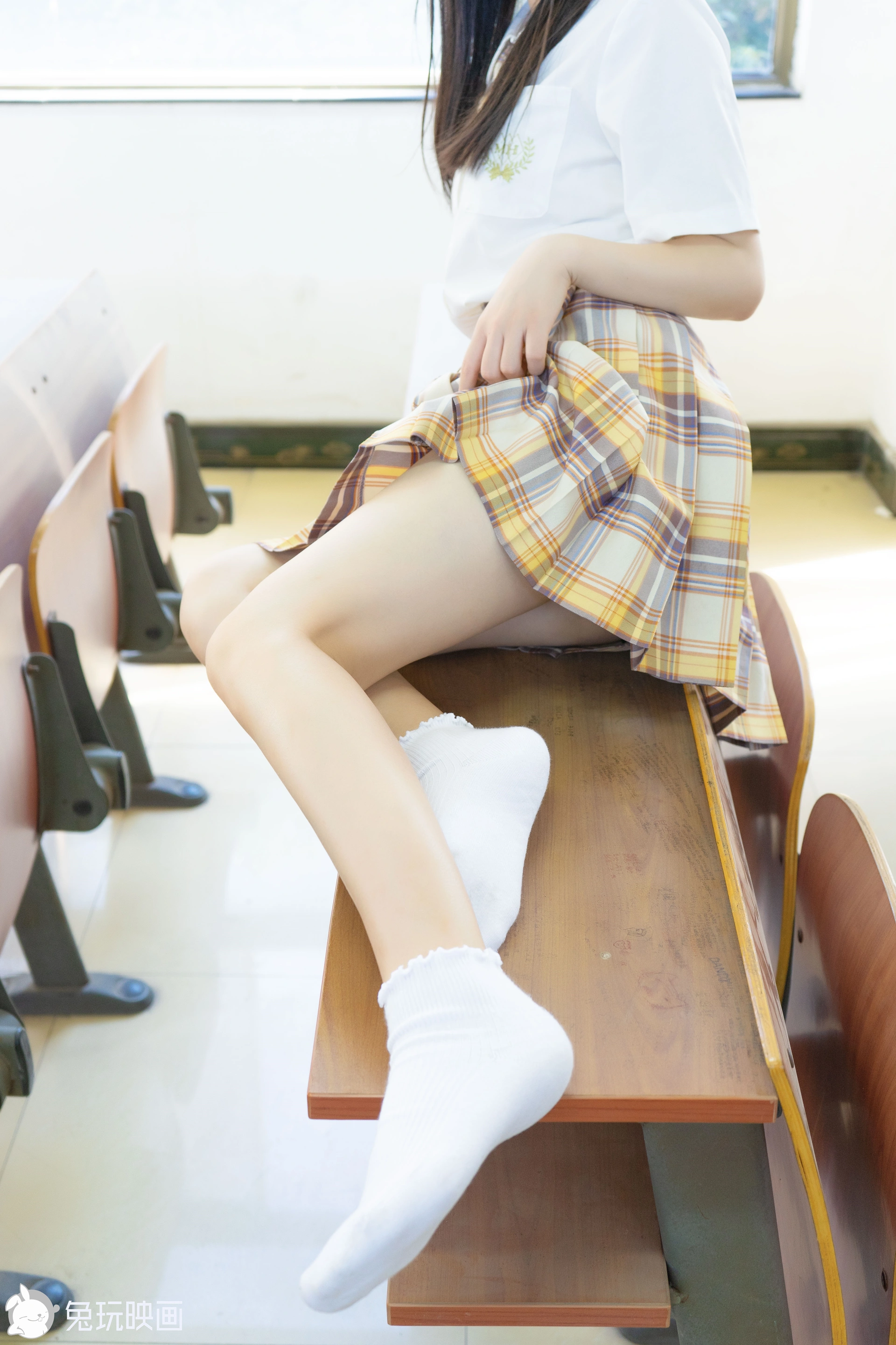 C25.008 制服果腿女孩 [40P-344MB]