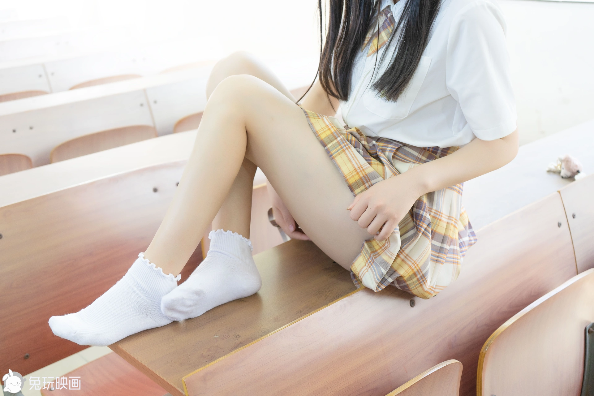 C25.008 制服果腿女孩 [40P-344MB]