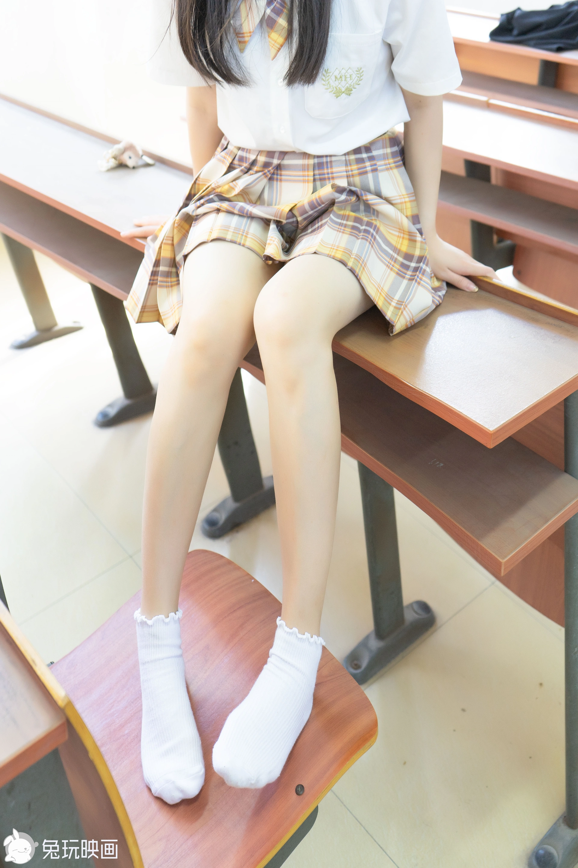 C25.008 制服果腿女孩 [40P-344MB]