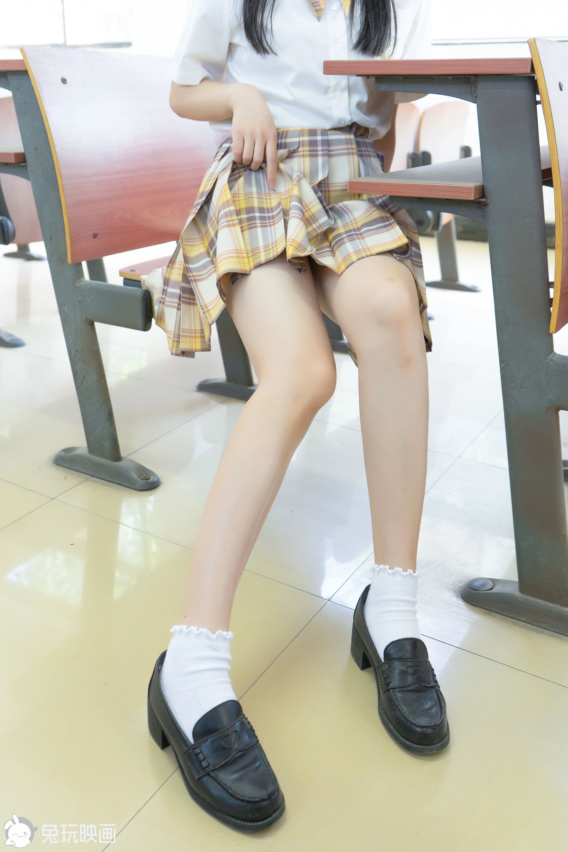 C25.008 制服果腿女孩 [40P-344MB]