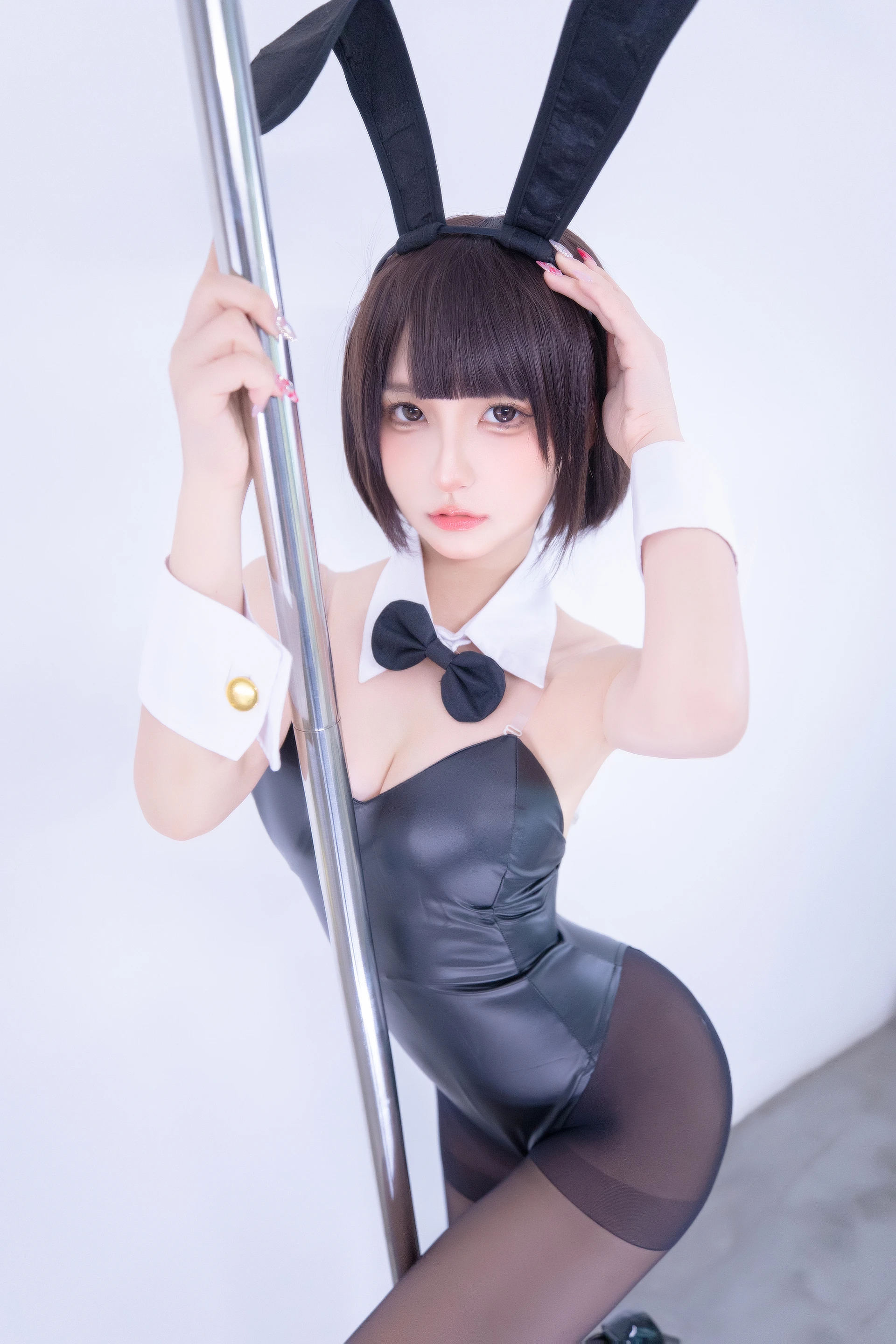 神楽坂真冬 第三季 序号33：兔女郎与钢管《バニーバブル》 [150P2V-825MB]标签：兔女郎, 内衣, 双马尾, 白丝, 神楽坂真冬, 美腿, 美足, 高跟鞋, 黑丝