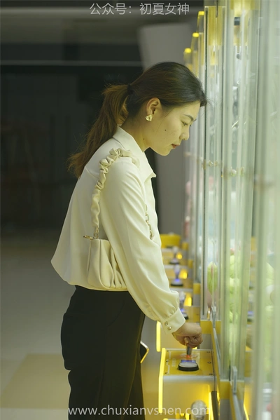初夏女神 NO.060 小悦悦 职场小白[129P+1V／5.48GB]