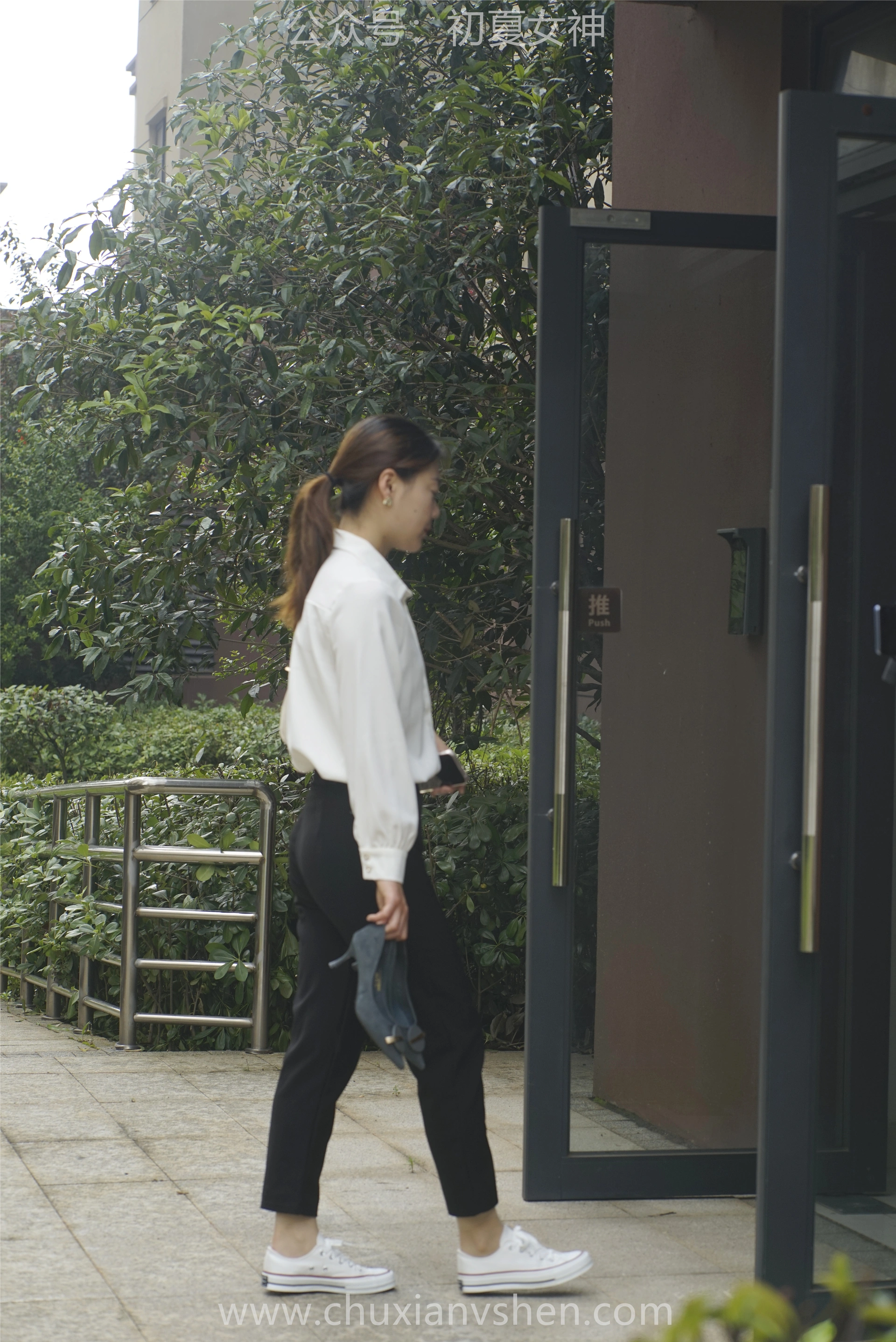 初夏女神 NO.060 小悦悦 职场小白[129P+1V／5.48GB]