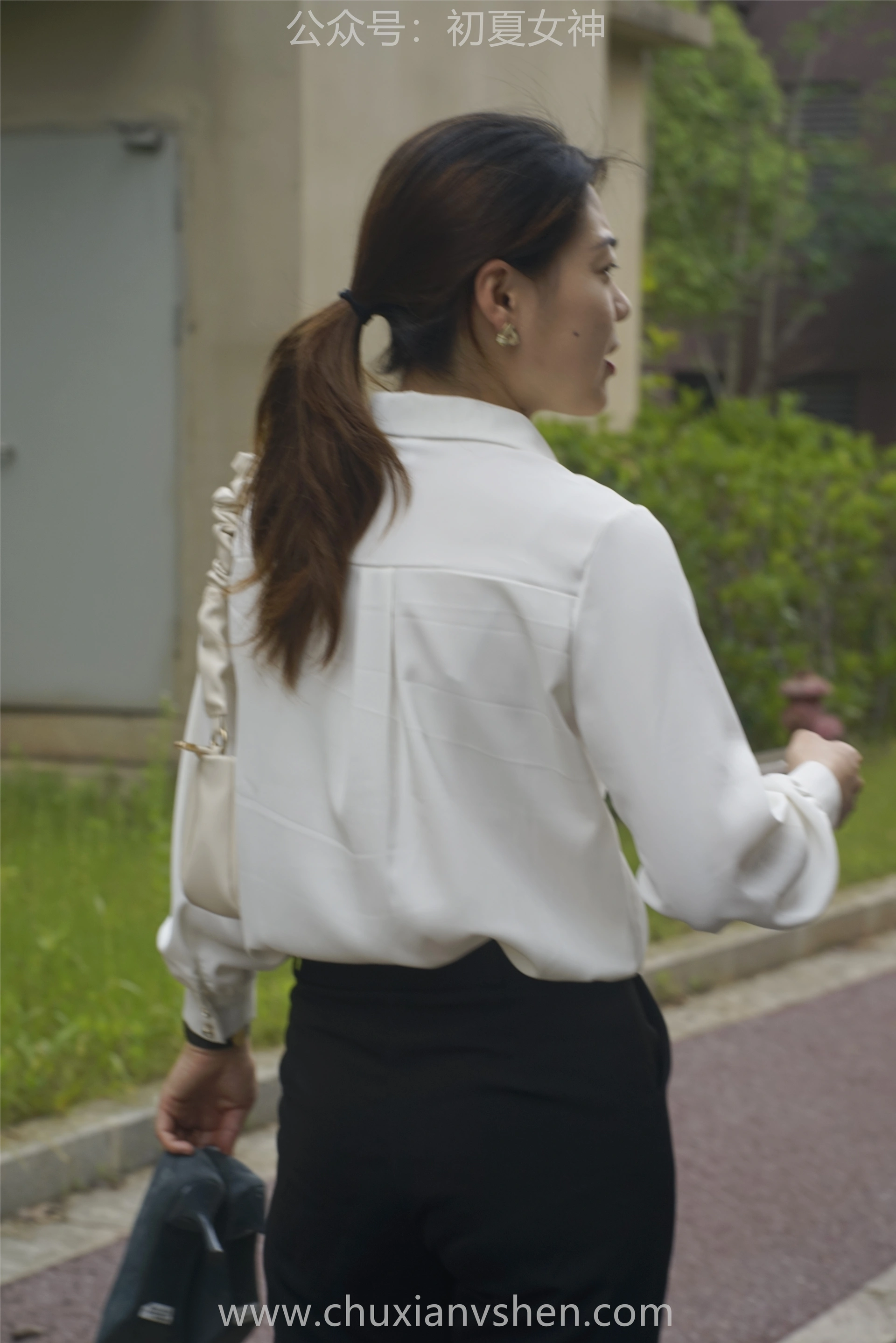 初夏女神 NO.060 小悦悦 职场小白[129P+1V／5.48GB]