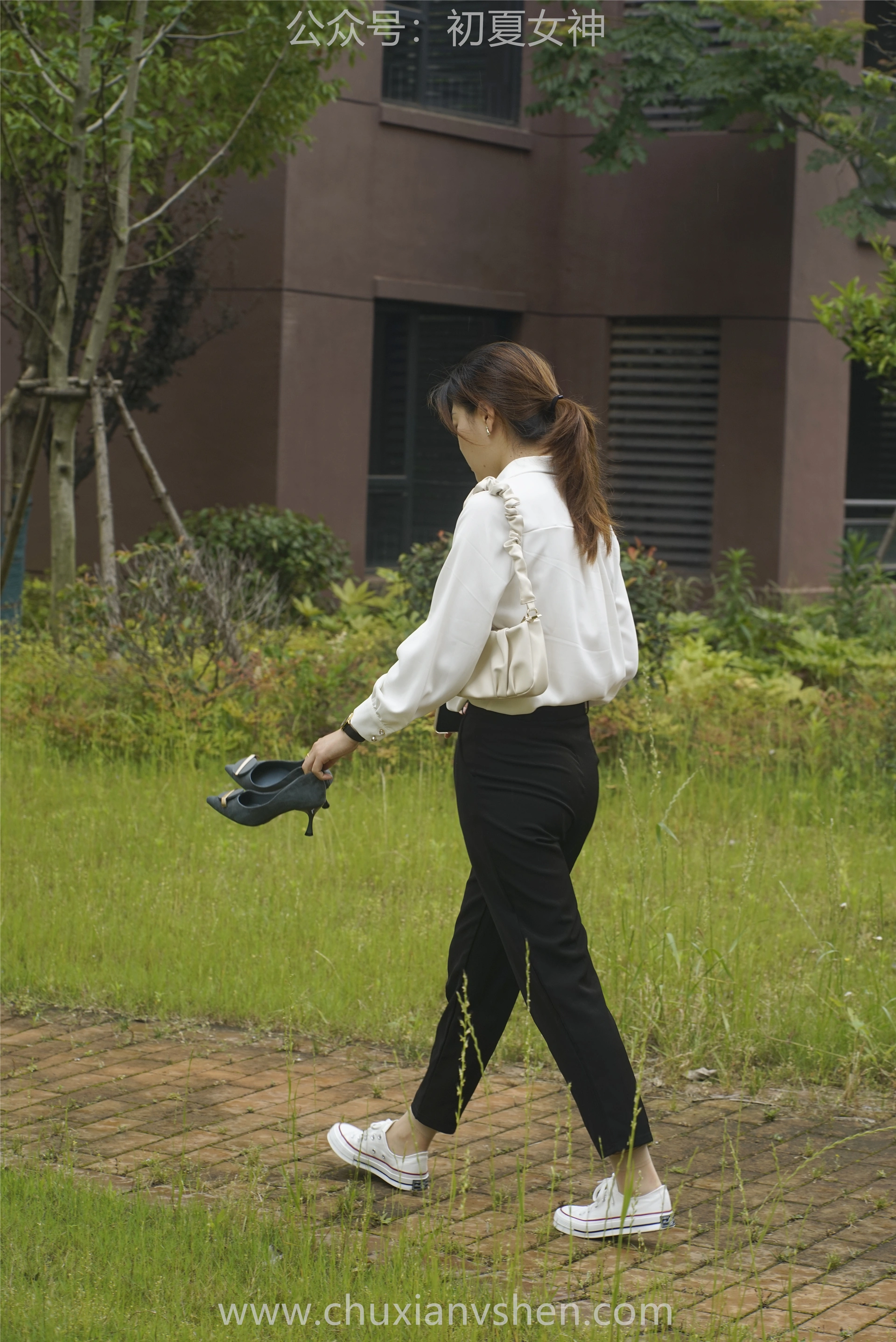 初夏女神 NO.060 小悦悦 职场小白[129P+1V／5.48GB]