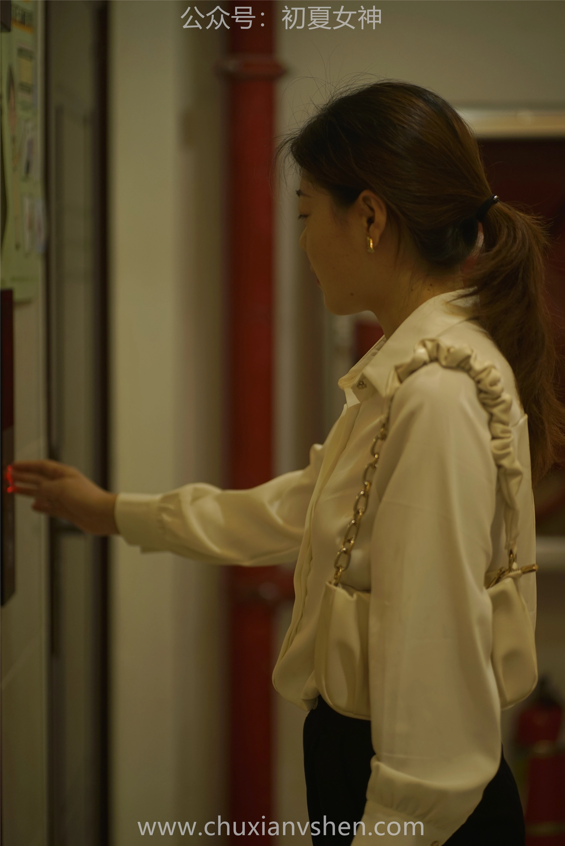 初夏女神 NO.060 小悦悦 职场小白[129P+1V／5.48GB]
