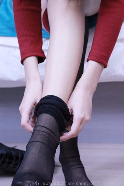 初夏女神 NO.017 依依~M码酒红连衣裙搭黑色长靴[140P-1V-6.76G]