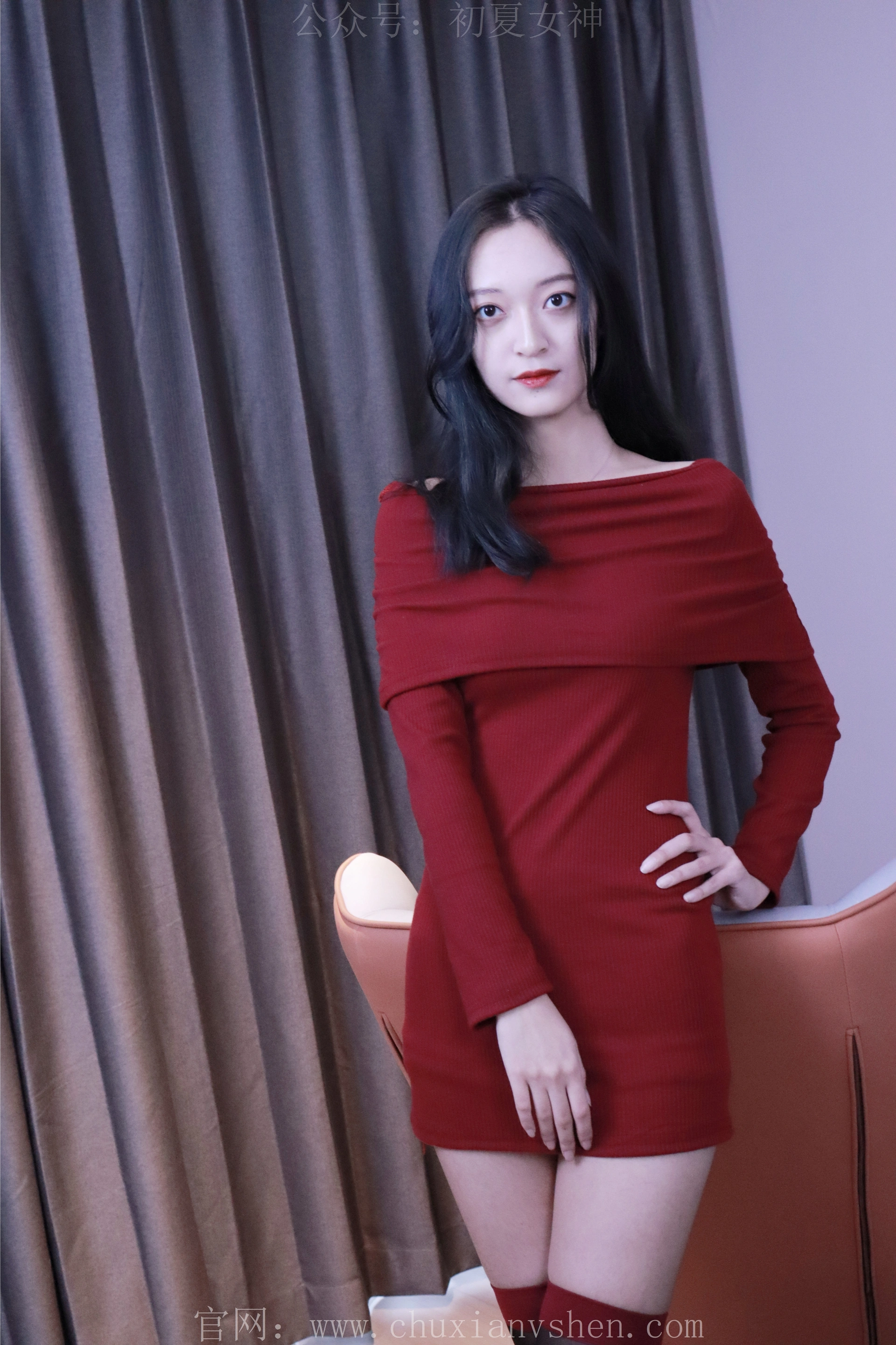 初夏女神 NO.006 依依 M码酒红连衣裙搭黑色长靴[140P+1V／6.76GB]