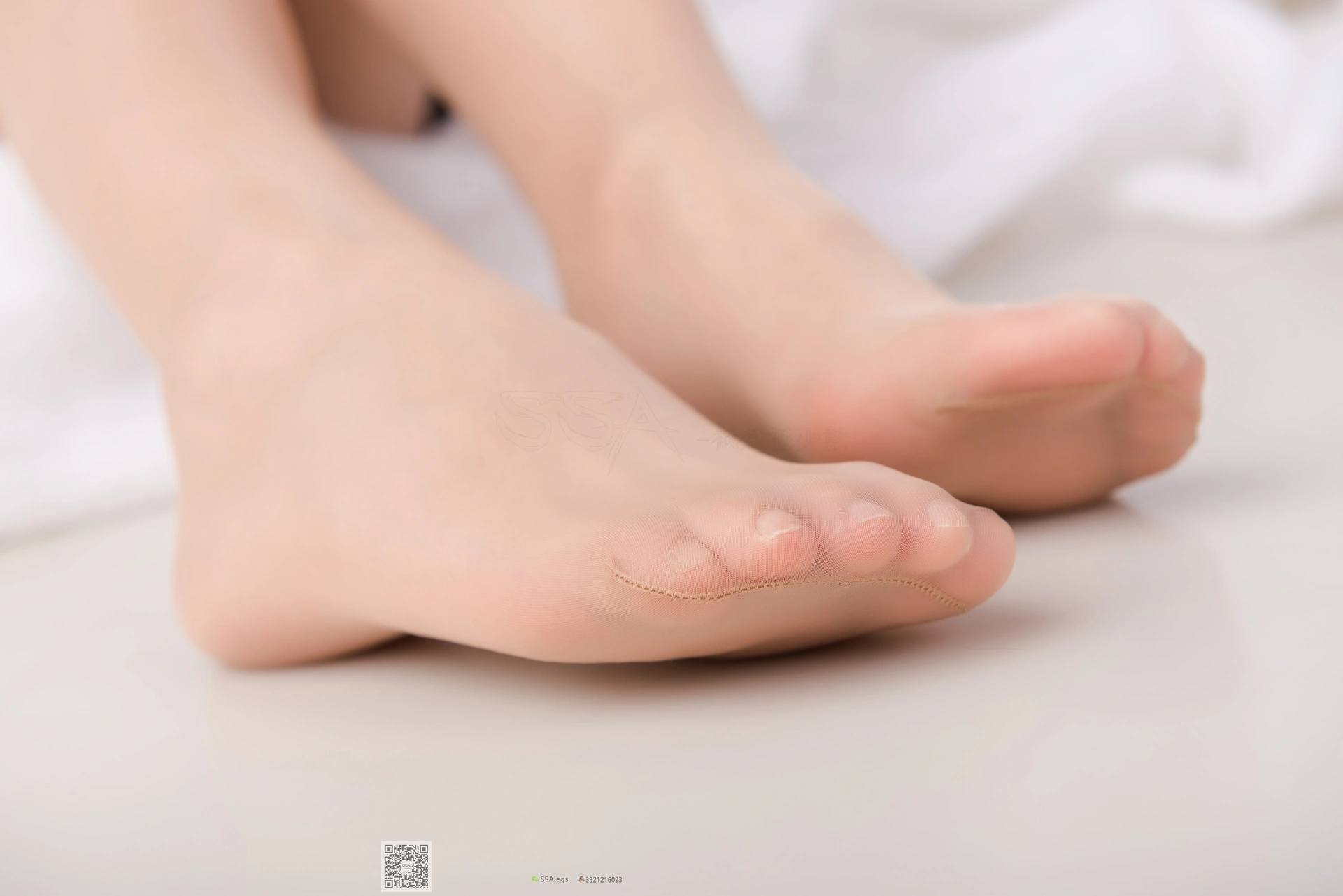 SSA丝社 超清写真 NO.026 芷沫 混血美女的进口油亮咖啡色丝袜初体验[99P-944MB]
