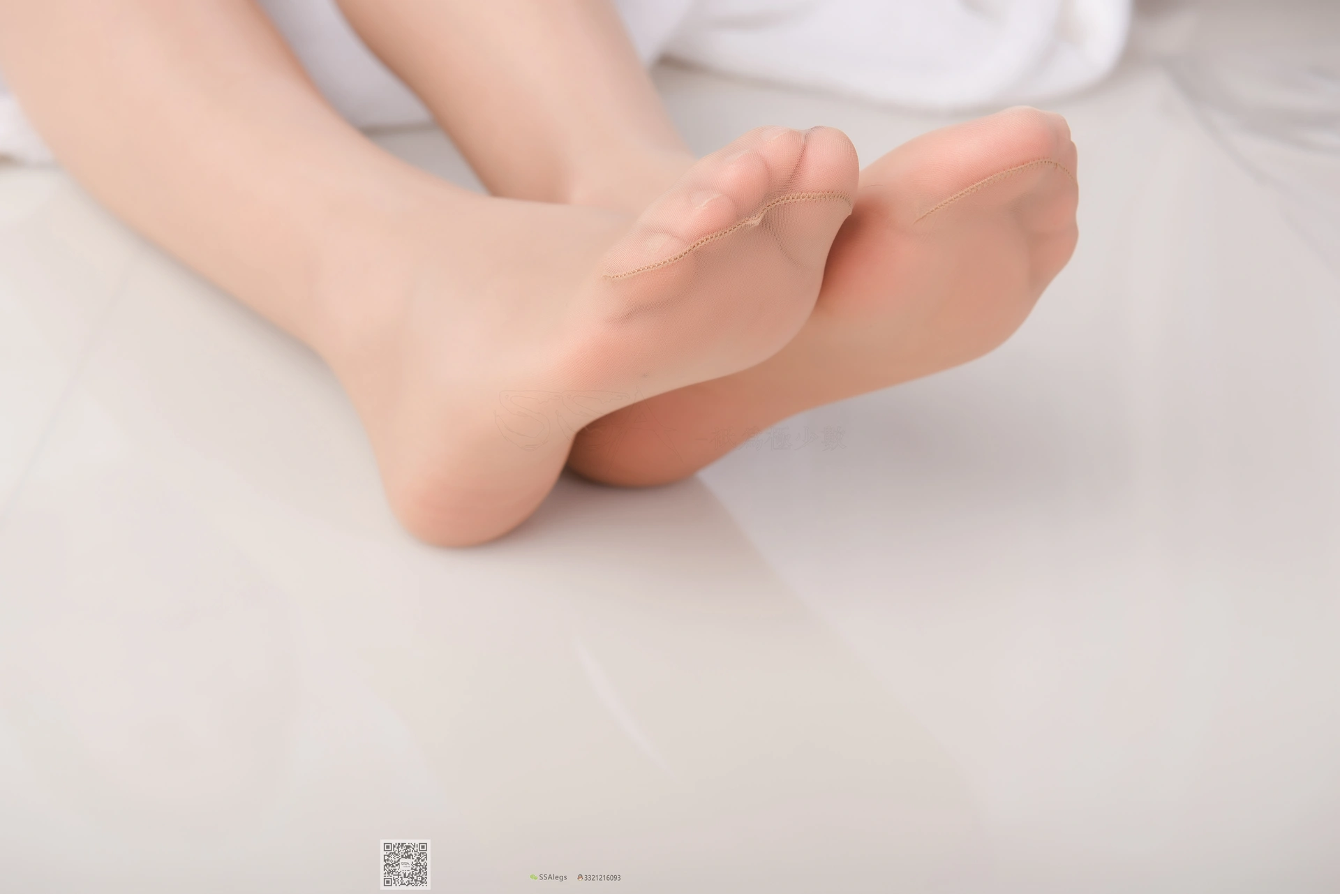 SSA丝社 超清写真 NO.026 芷沫 混血美女的进口油亮咖啡色丝袜初体验[99P-944MB]