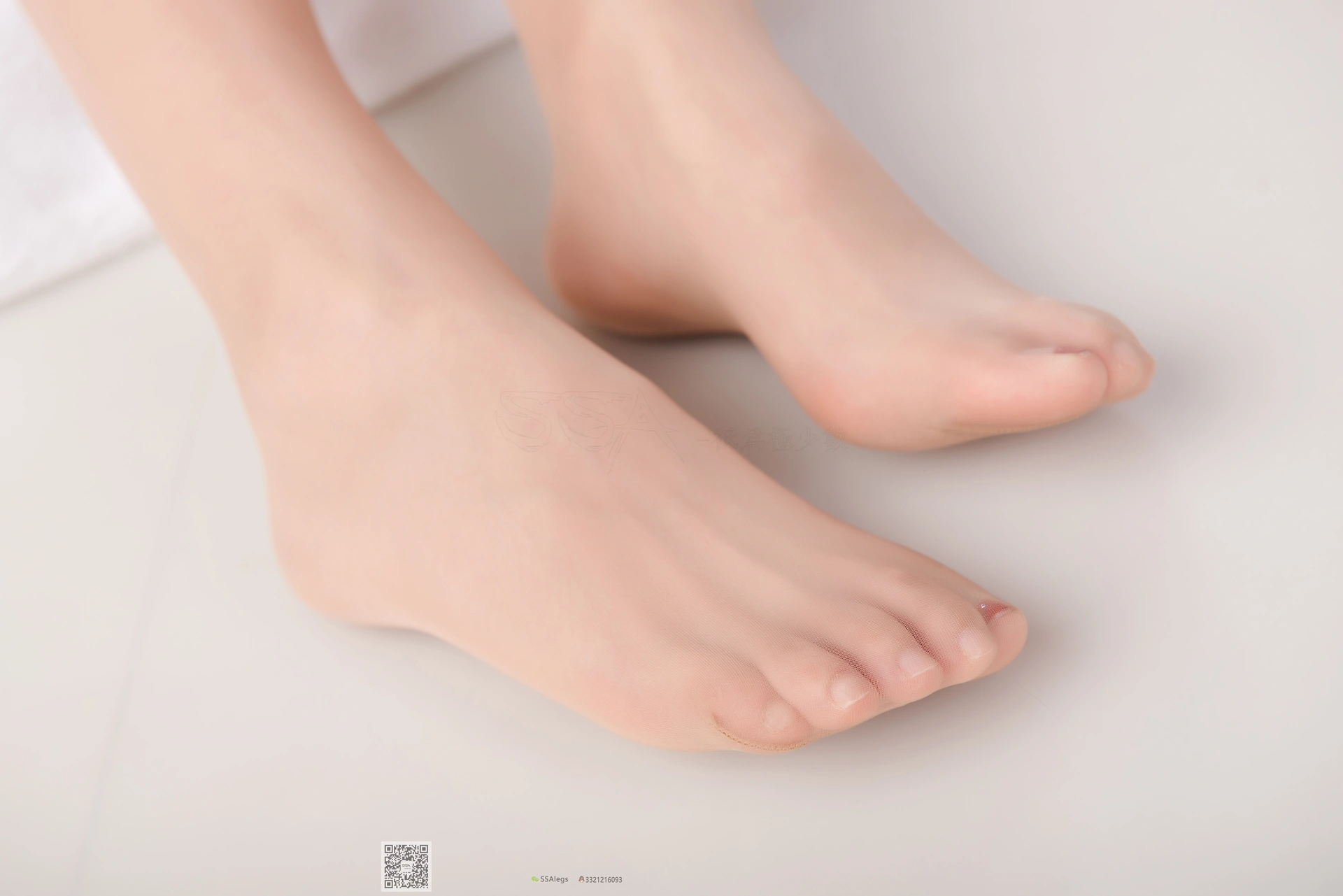 SSA丝社 超清写真 NO.026 芷沫 混血美女的进口油亮咖啡色丝袜初体验[99P-944MB]