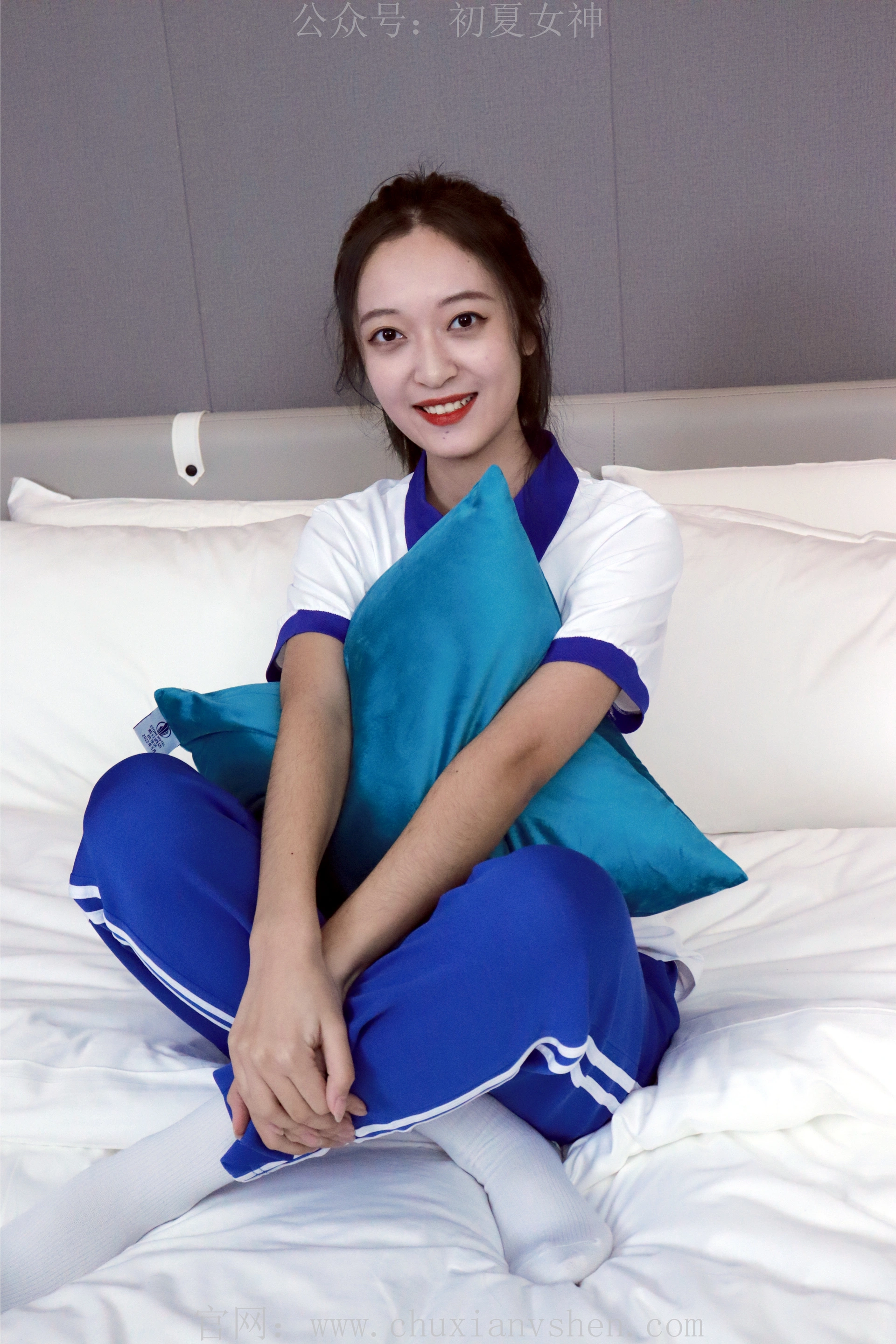 初夏女神 NO.001 依依~校服搭配37码运动鞋拍摄[126P-1V-5.45G]