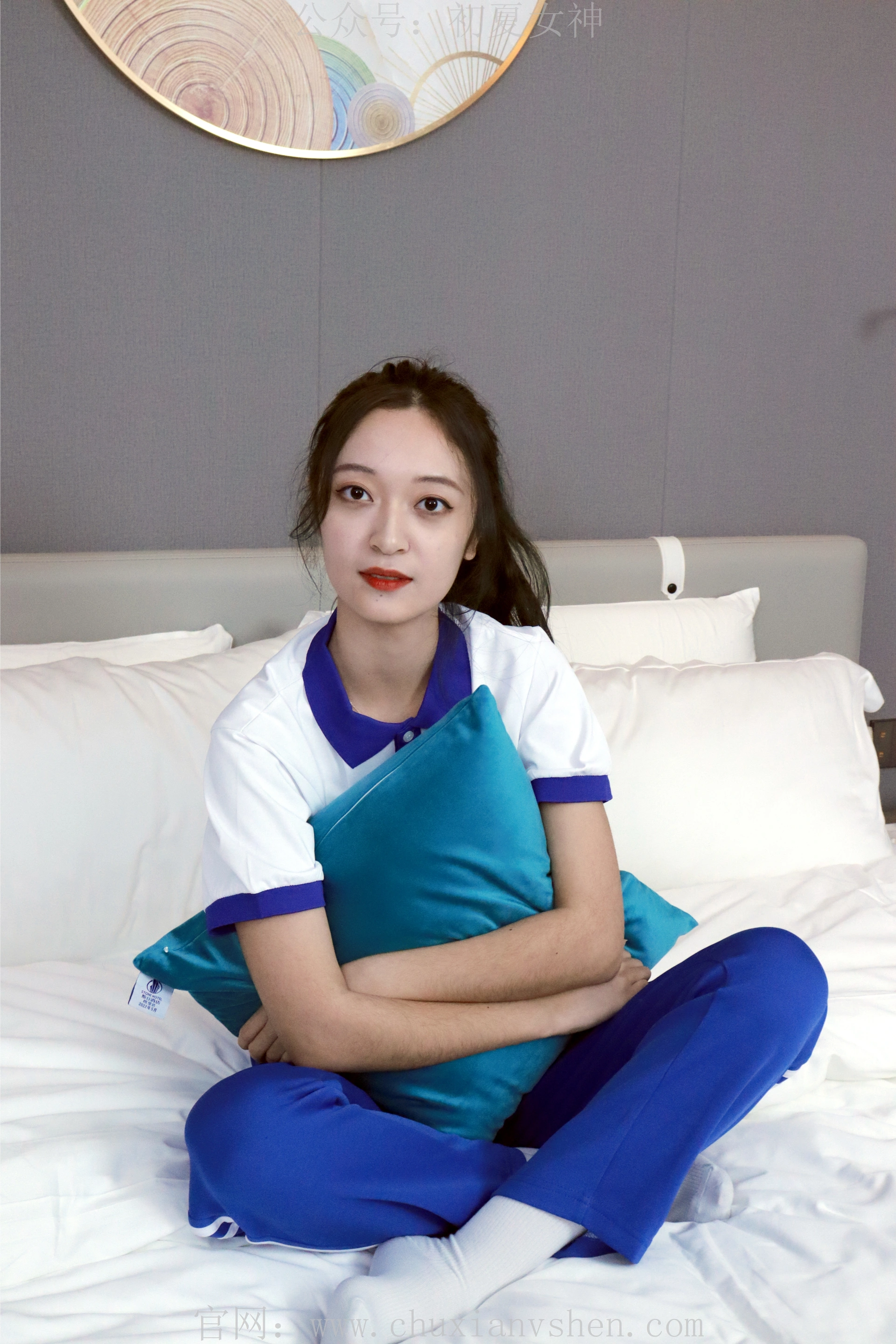初夏女神 NO.001 依依~校服搭配37码运动鞋拍摄[126P-1V-5.45G]