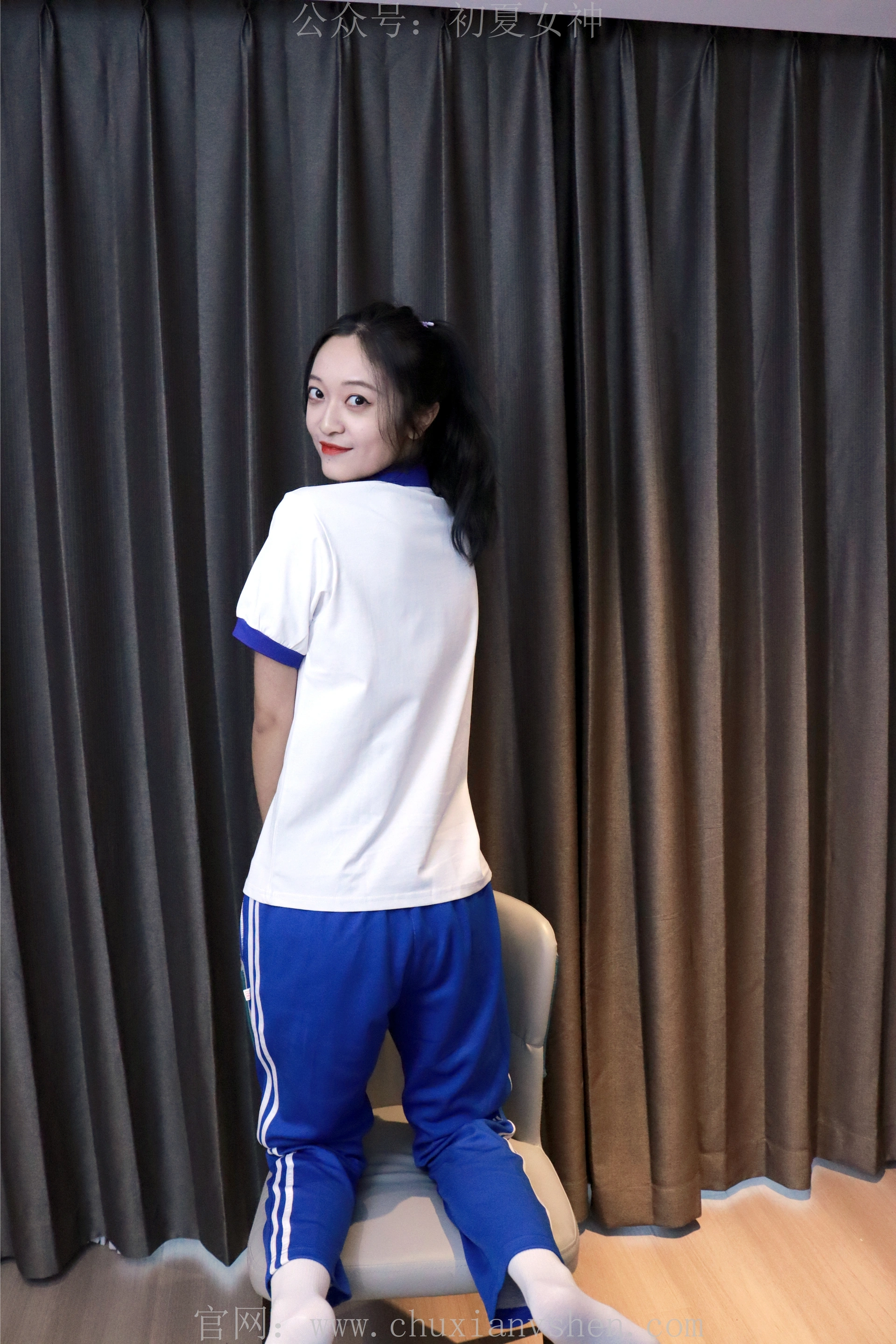 初夏女神 NO.001 依依~校服搭配37码运动鞋拍摄[126P-1V-5.45G]