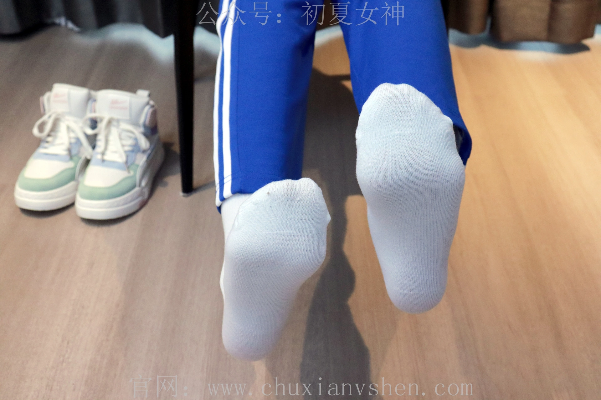初夏女神 NO.001 依依~校服搭配37码运动鞋拍摄[126P-1V-5.45G]
