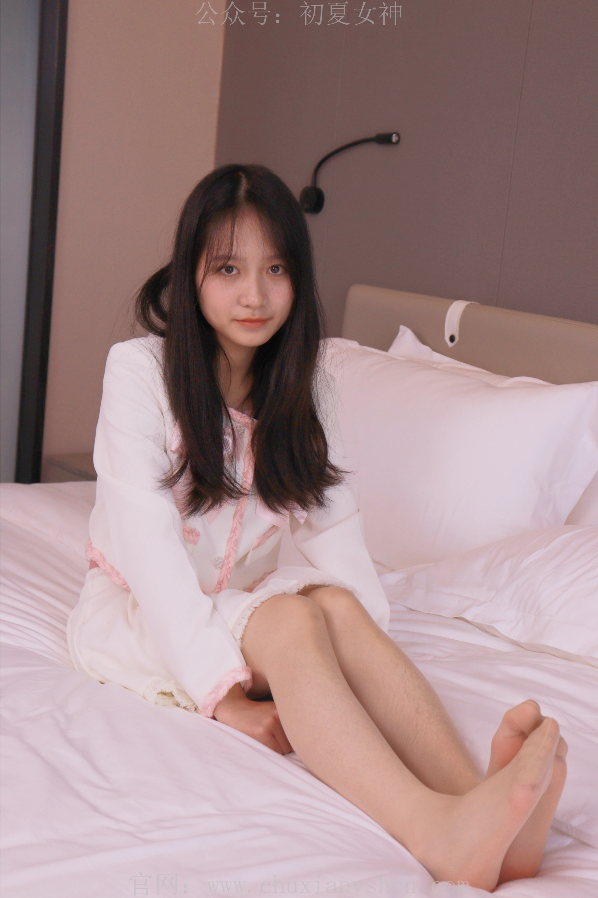 初夏女神 NO.012 沙沙~S码粉白色套搭配小白鞋[104P-1V-6.4G]