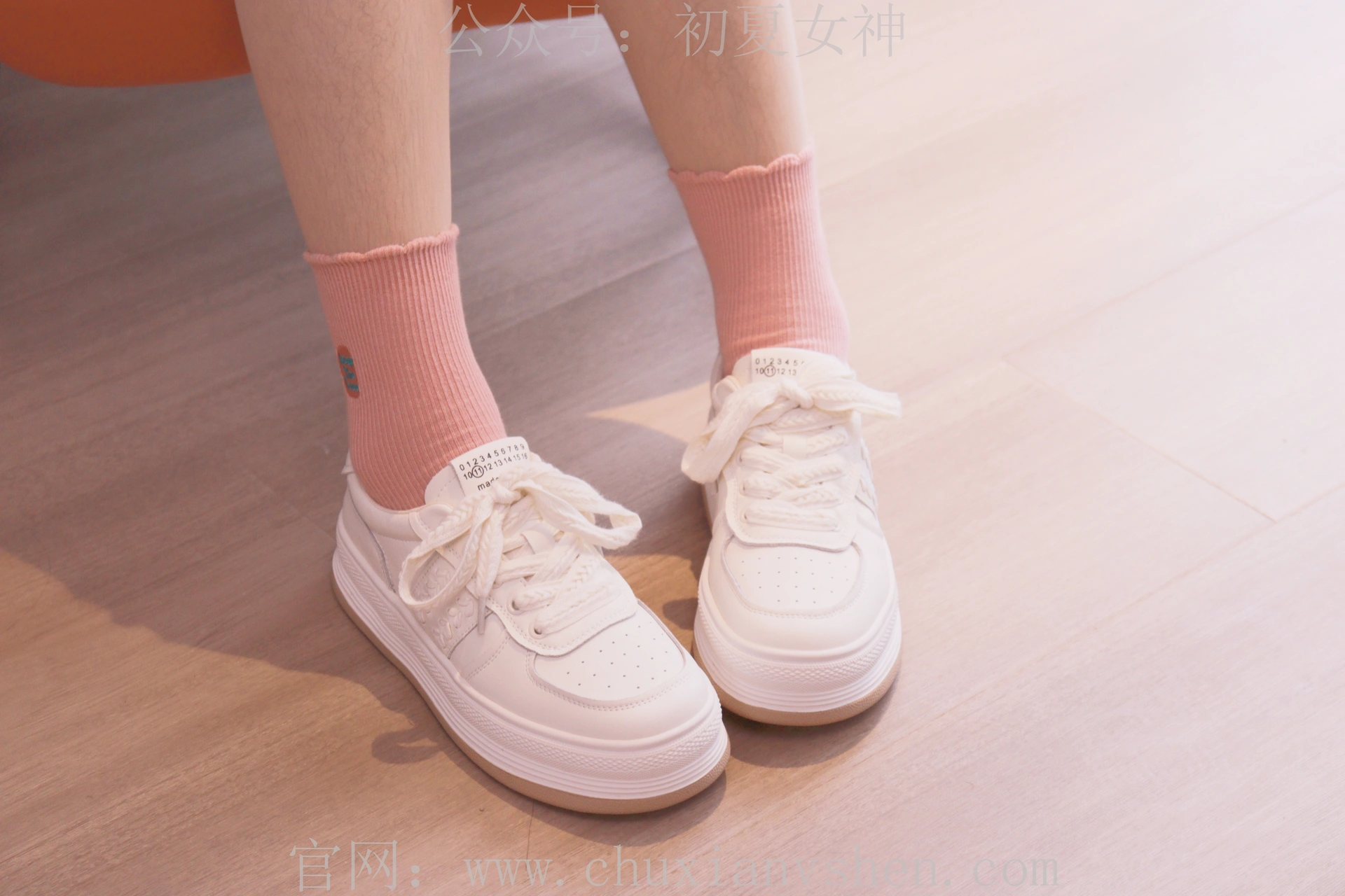 初夏女神 NO.012 沙沙~S码粉白色套搭配小白鞋[104P-1V-6.4G]