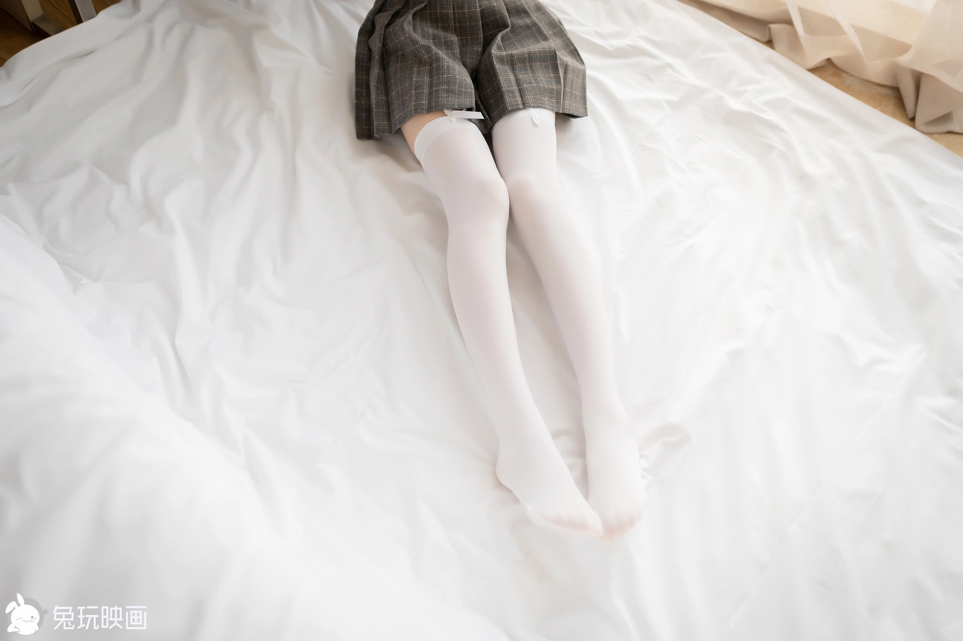 C43.007 吊带白丝袜 [40P-65MB]