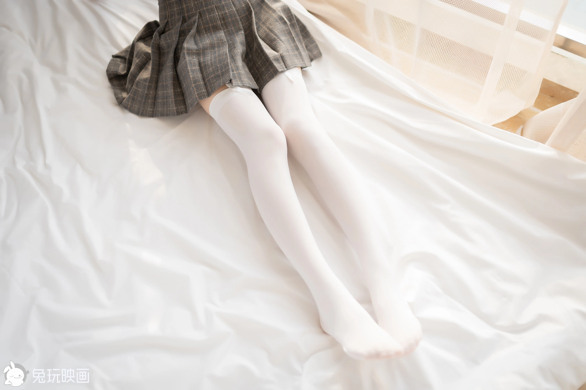 C43.007 吊带白丝袜 [40P-65MB]