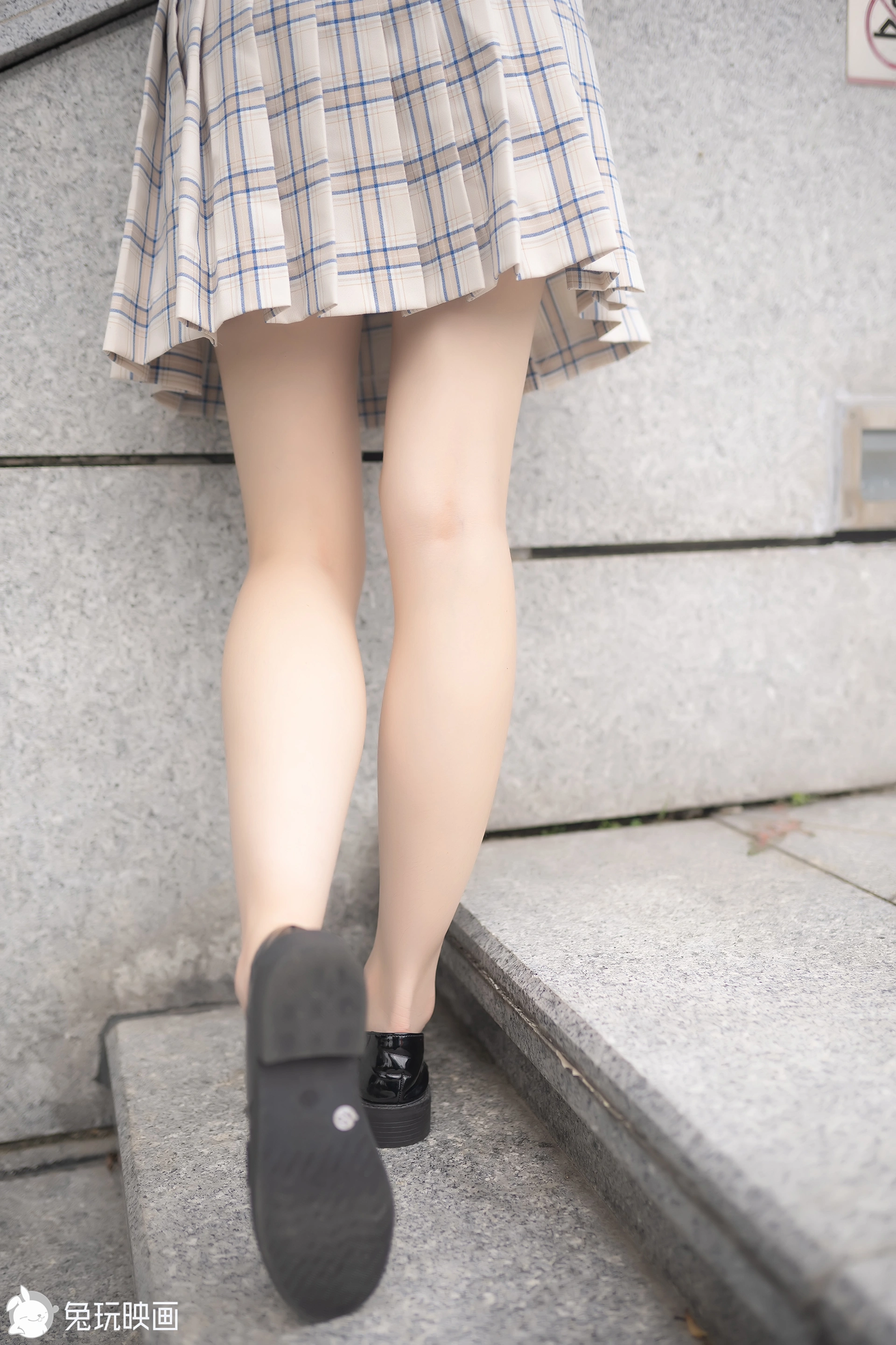 C19.004 楼梯上的果腿格裙 [40P-96MB]