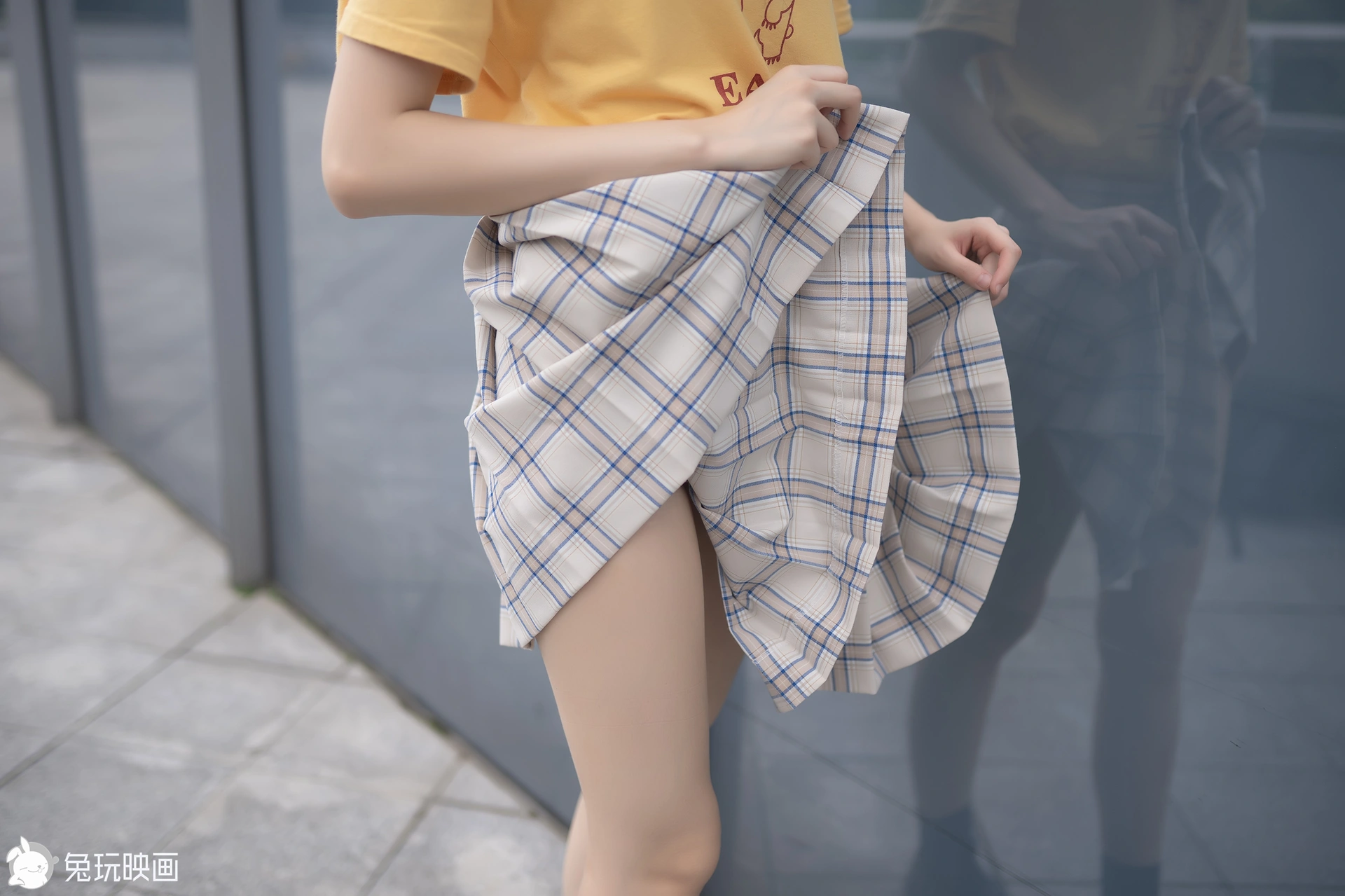 C19.004 楼梯上的果腿格裙 [40P-96MB]