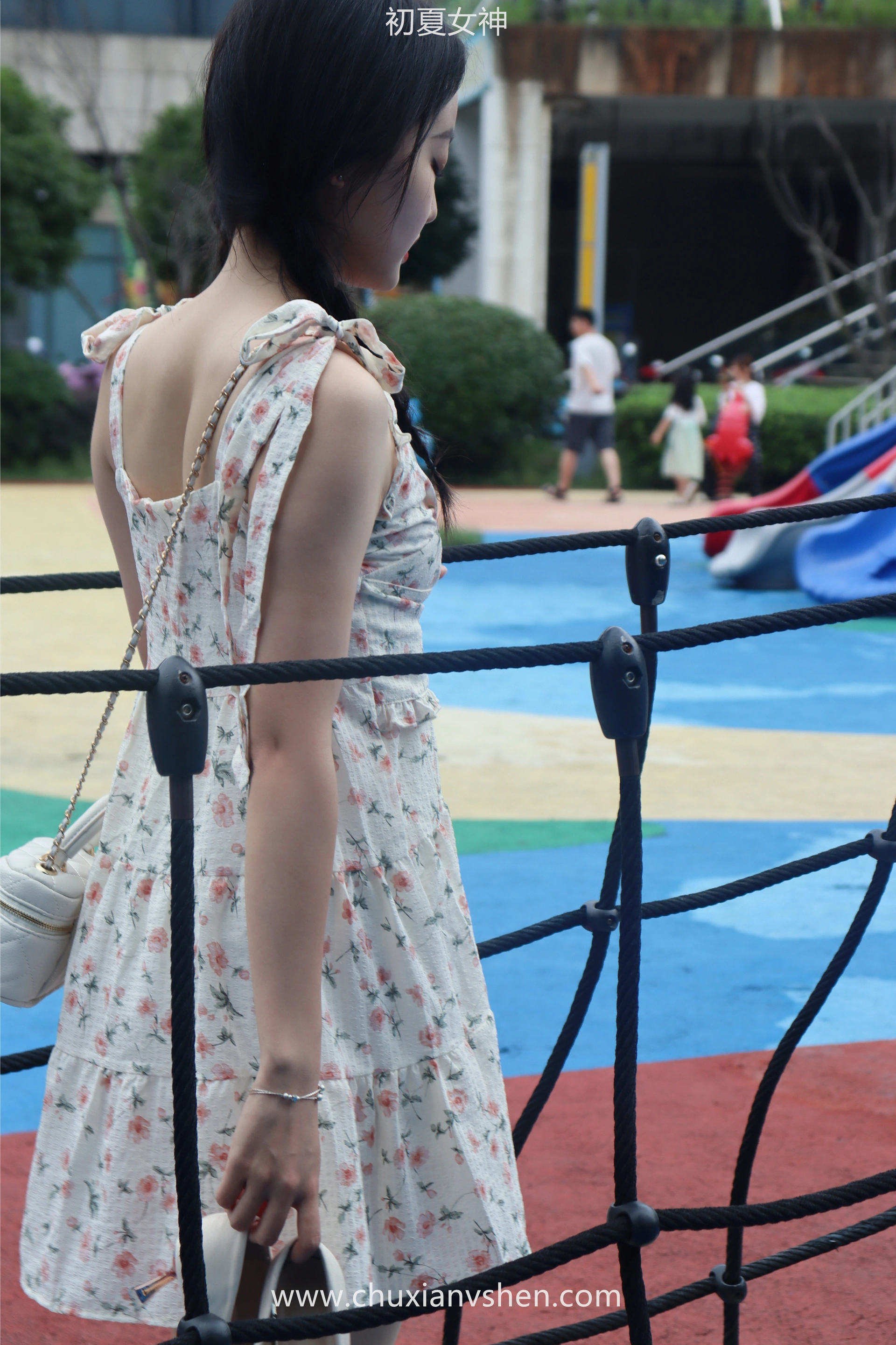 初夏女神 NO.050 双双 公园游玩[221P+1V／7.29GB]