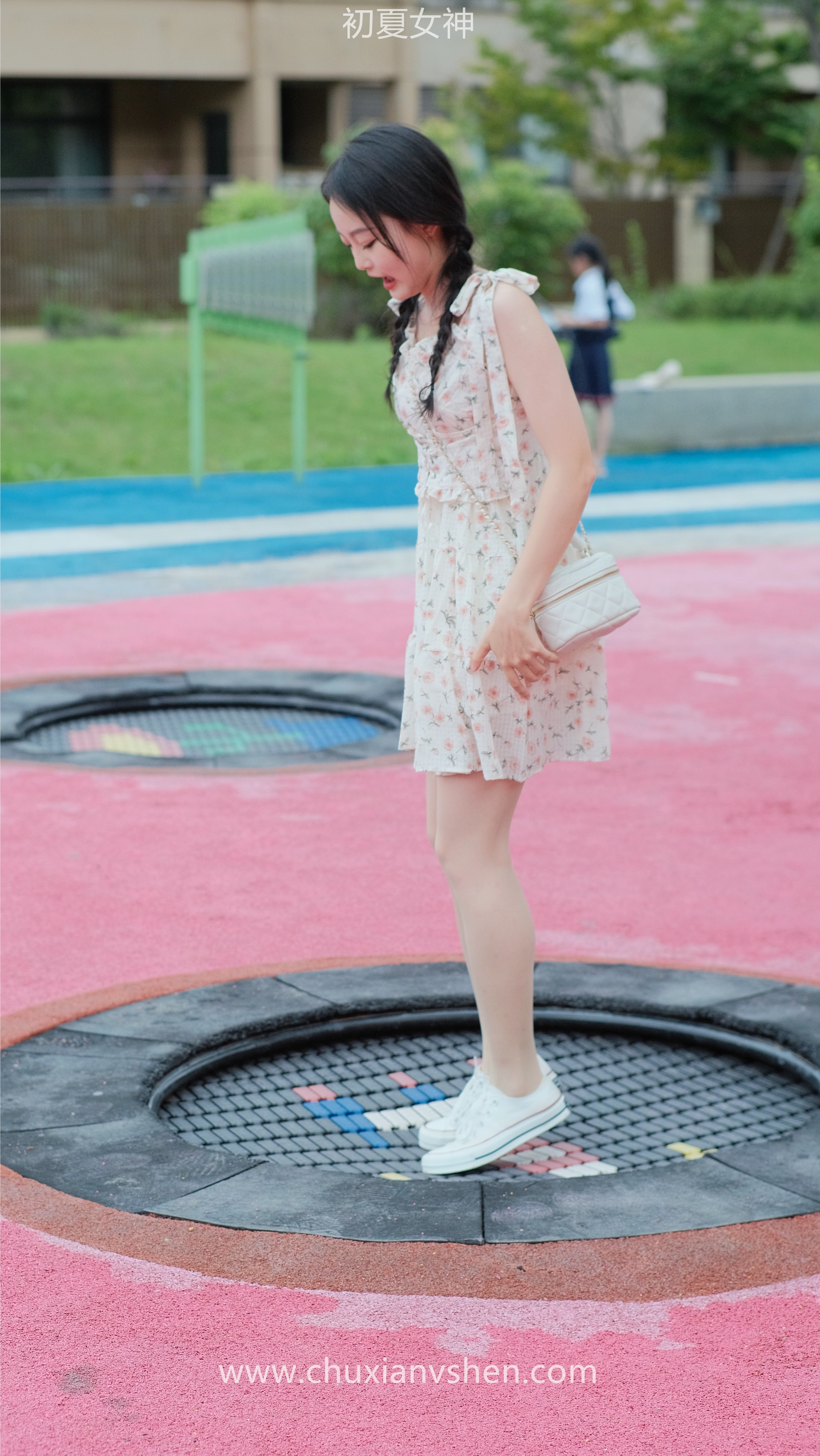 初夏女神 NO.050 双双 公园游玩[221P+1V／7.29GB]