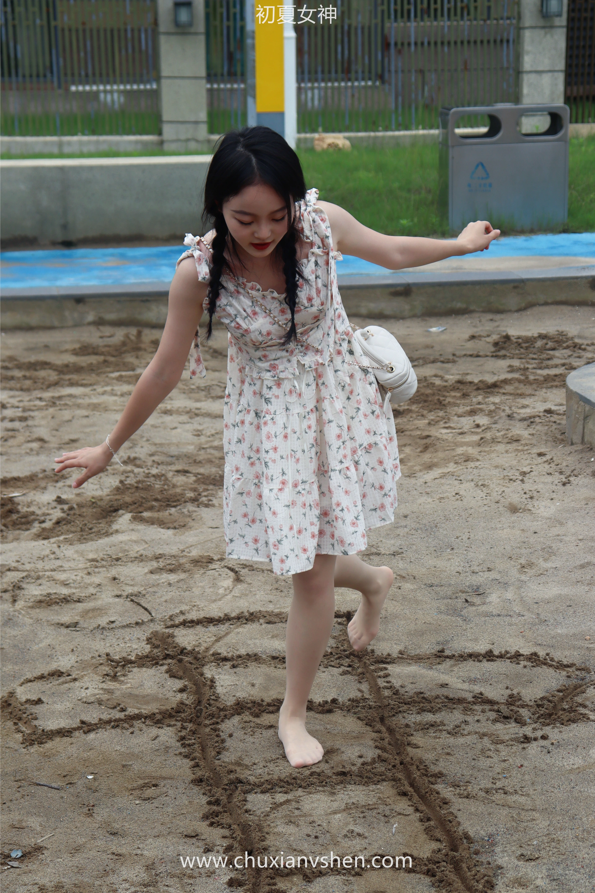 初夏女神 NO.050 双双 公园游玩[221P+1V／7.29GB]