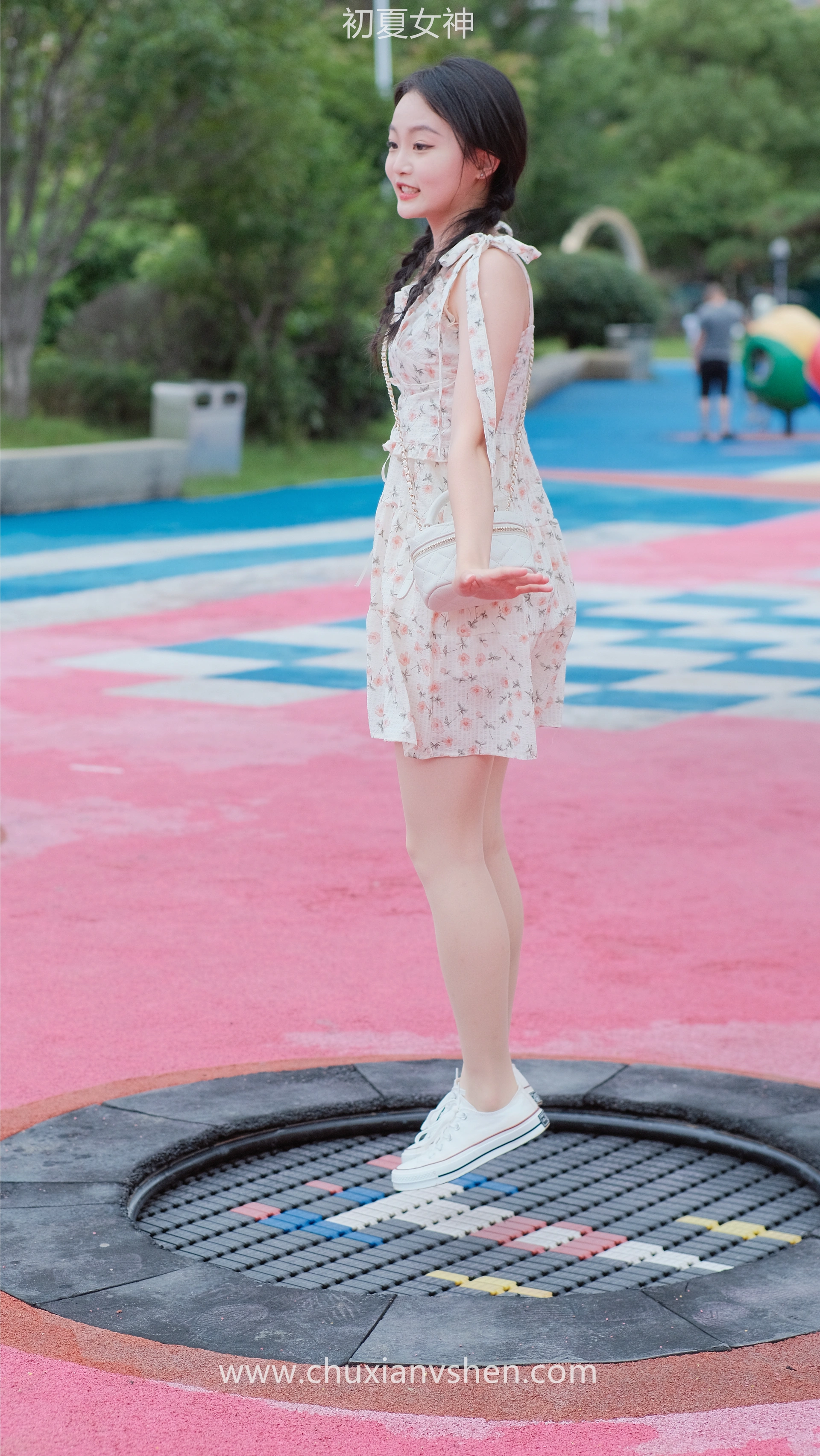 初夏女神 NO.050 双双 公园游玩[221P+1V／7.29GB]