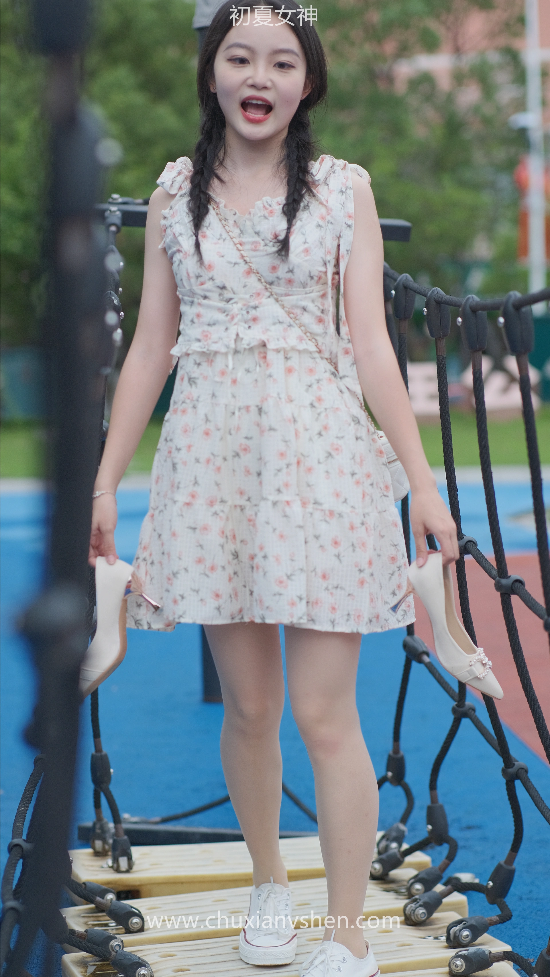 初夏女神 NO.050 双双 公园游玩[221P+1V／7.29GB]