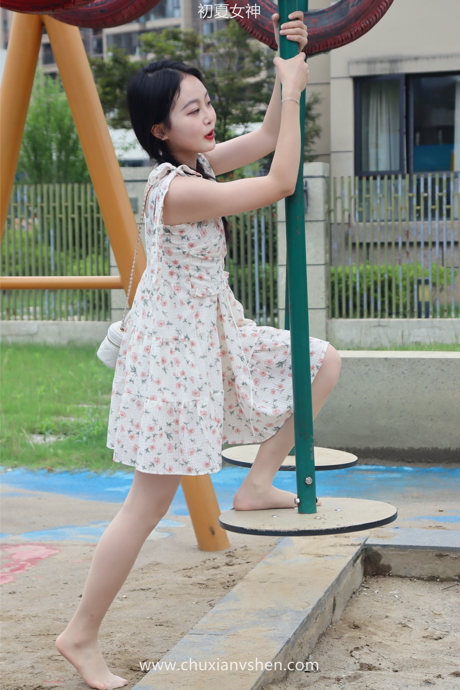 初夏女神 NO.050 双双 公园游玩[221P+1V／7.29GB]