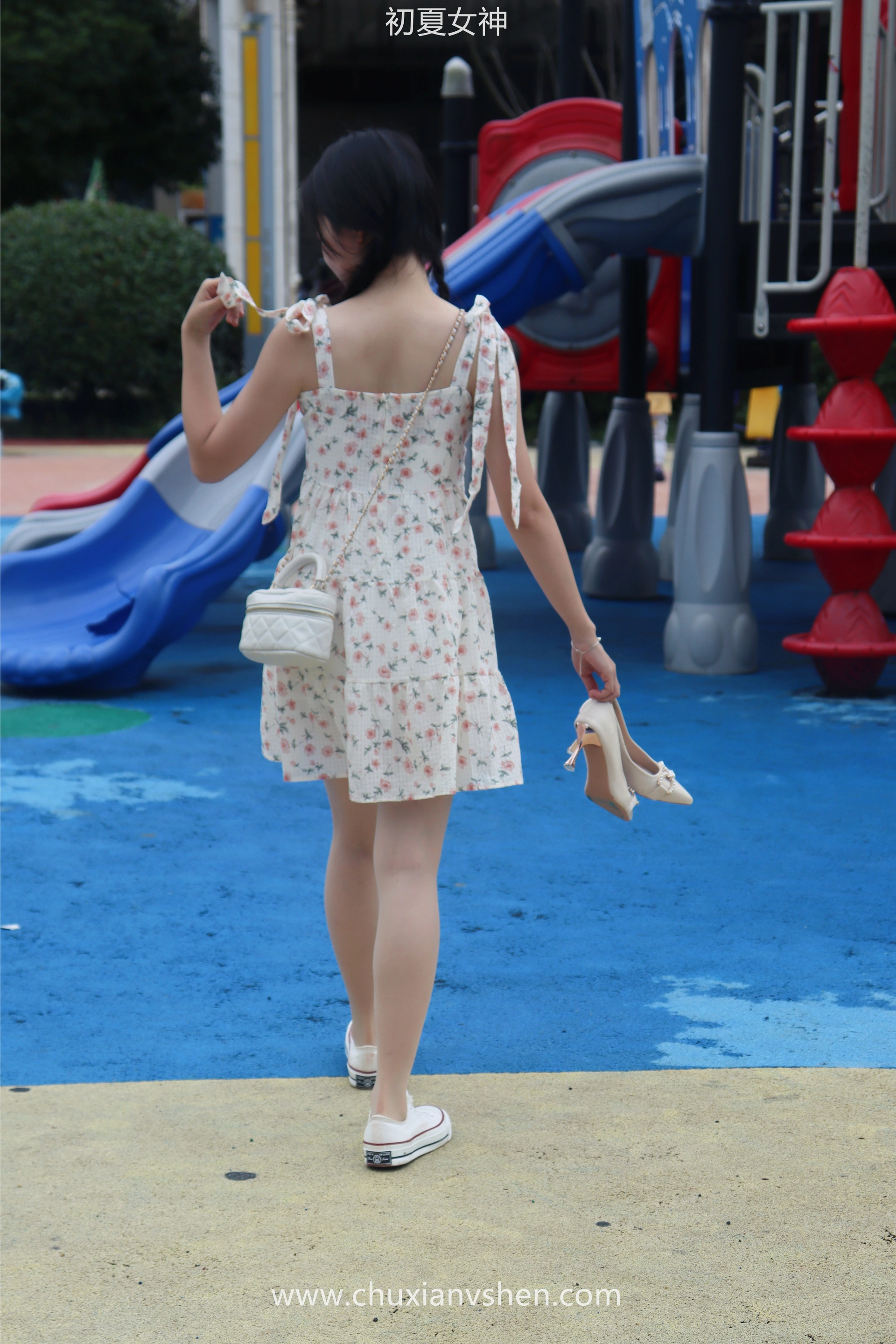 初夏女神 NO.050 双双 公园游玩[221P+1V／7.29GB]