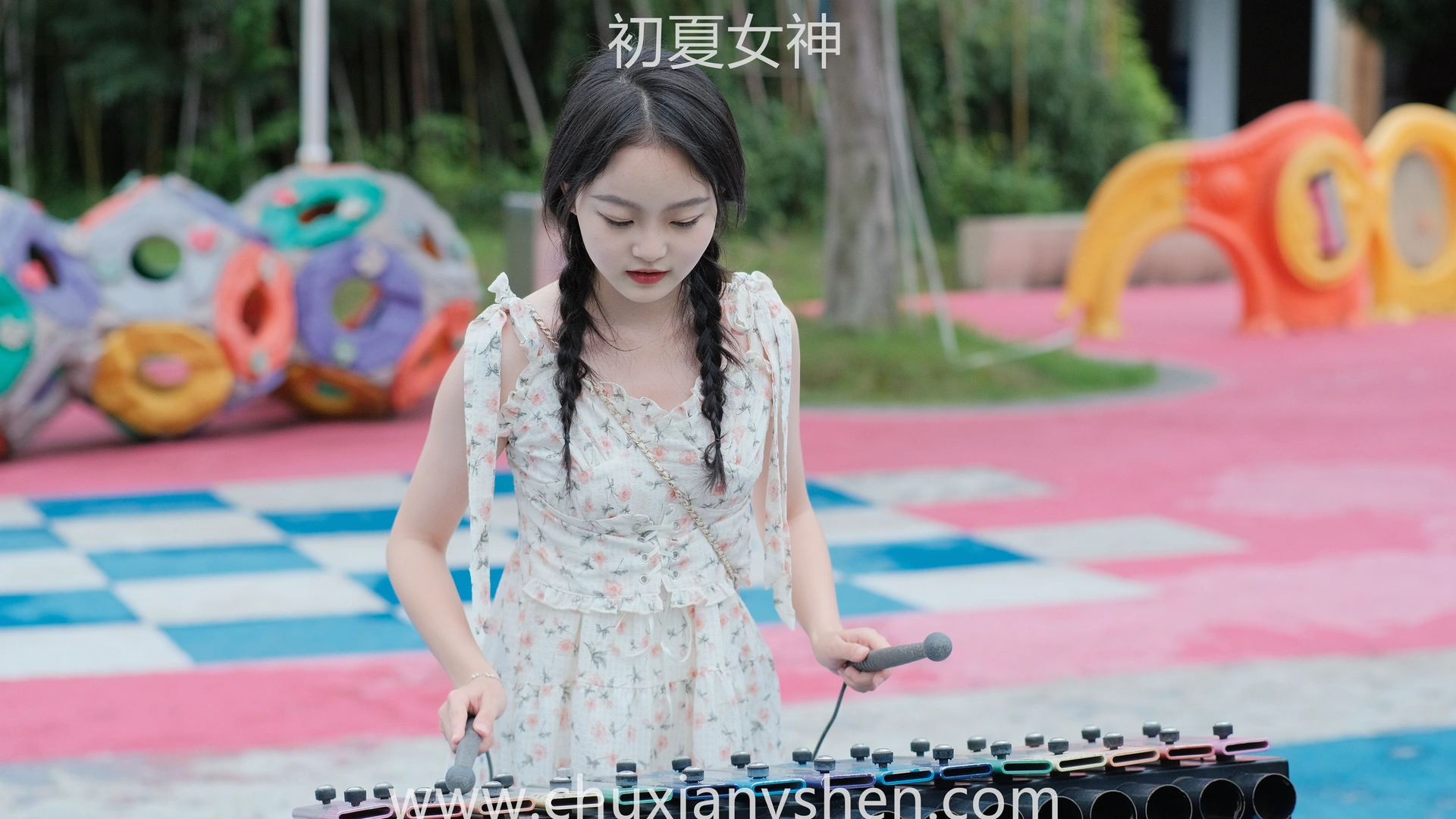 初夏女神 NO.050 双双 公园游玩[221P+1V／7.29GB]